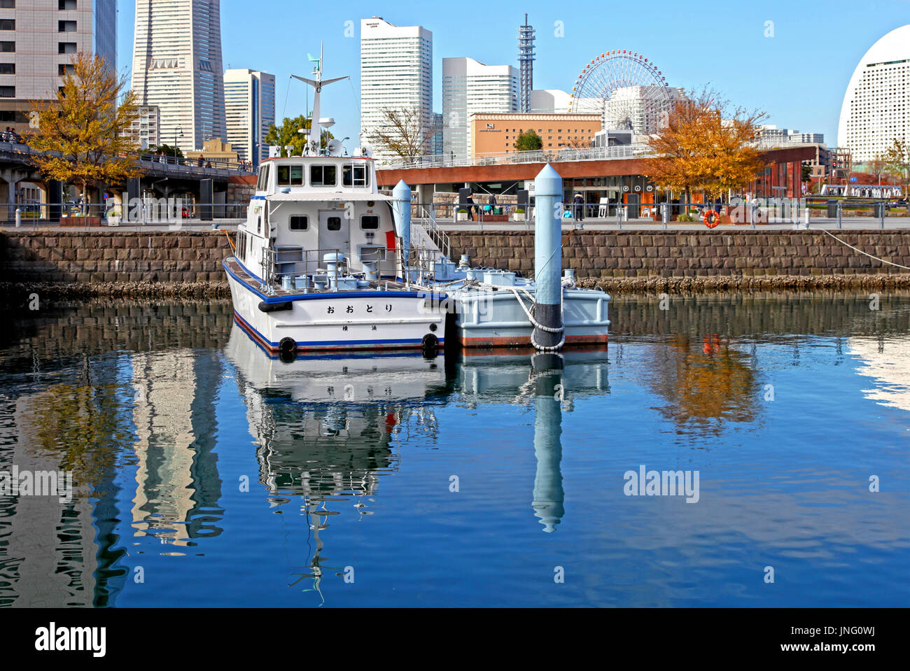 Yokohama Bay mit Yokohama City Skyline in der Präfektur Kanagawa, Japan Stockfoto