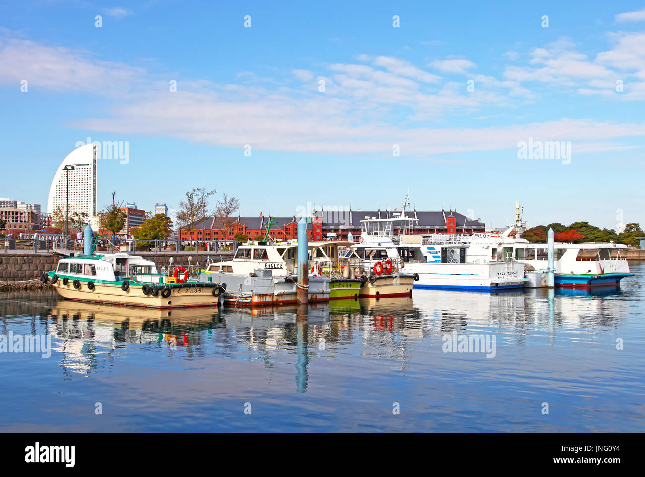 Yokohama Bay mit Yokohama City Skyline in der Präfektur Kanagawa, Japan Stockfoto