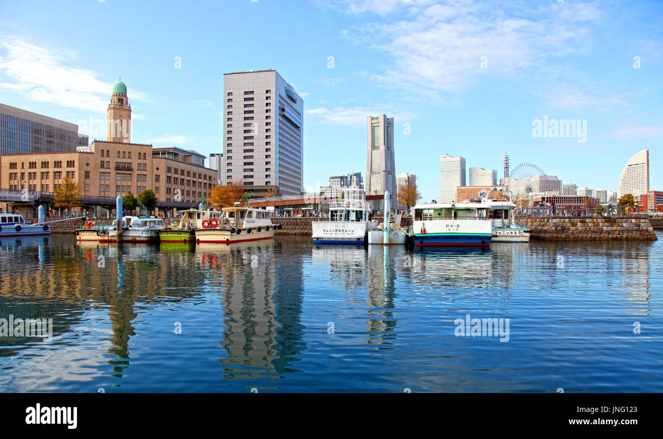 Yokohama Bay mit Yokohama City Skyline in der Präfektur Kanagawa, Japan Stockfoto