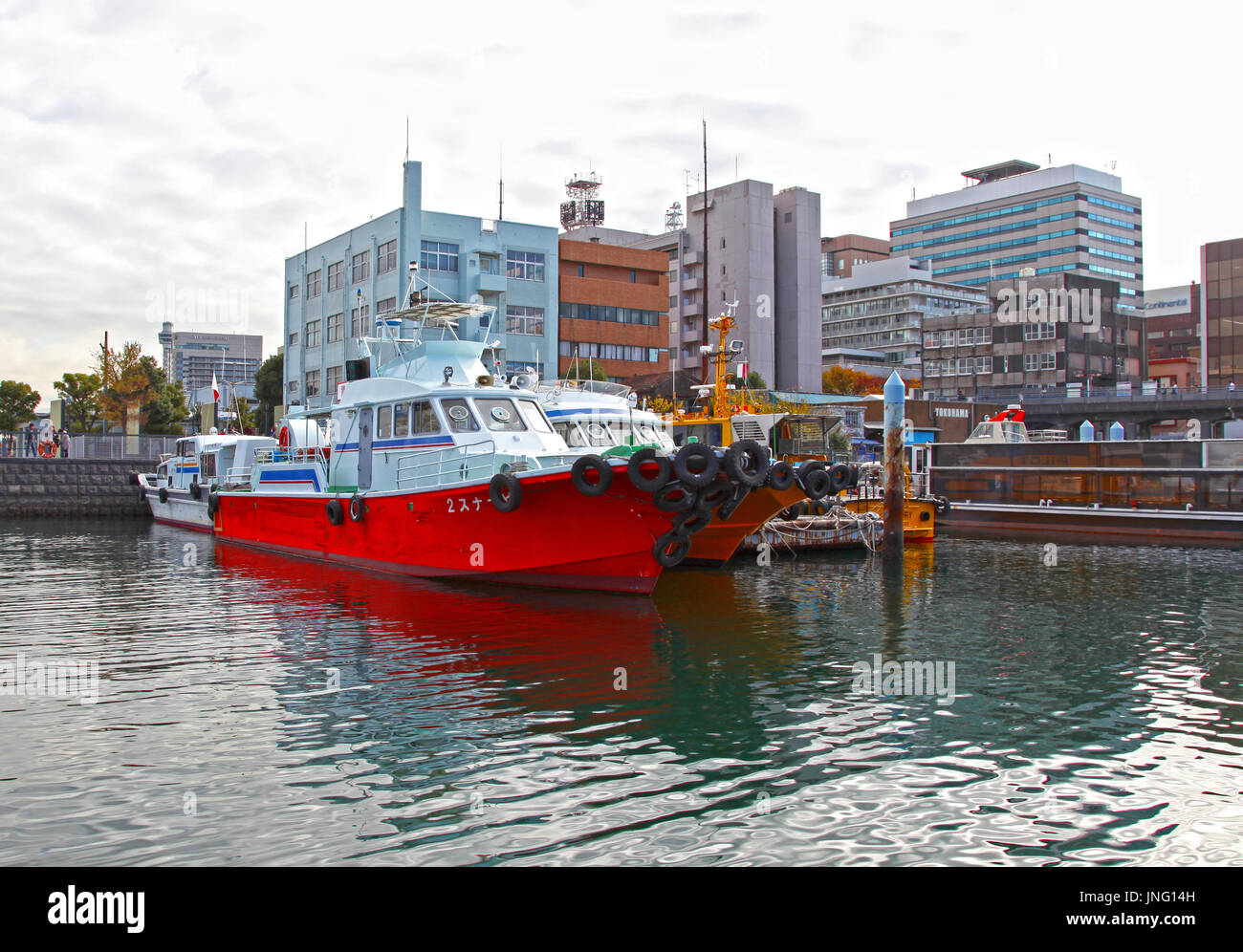 Yokohama Bay mit Yokohama City Skyline in der Präfektur Kanagawa, Japan Stockfoto
