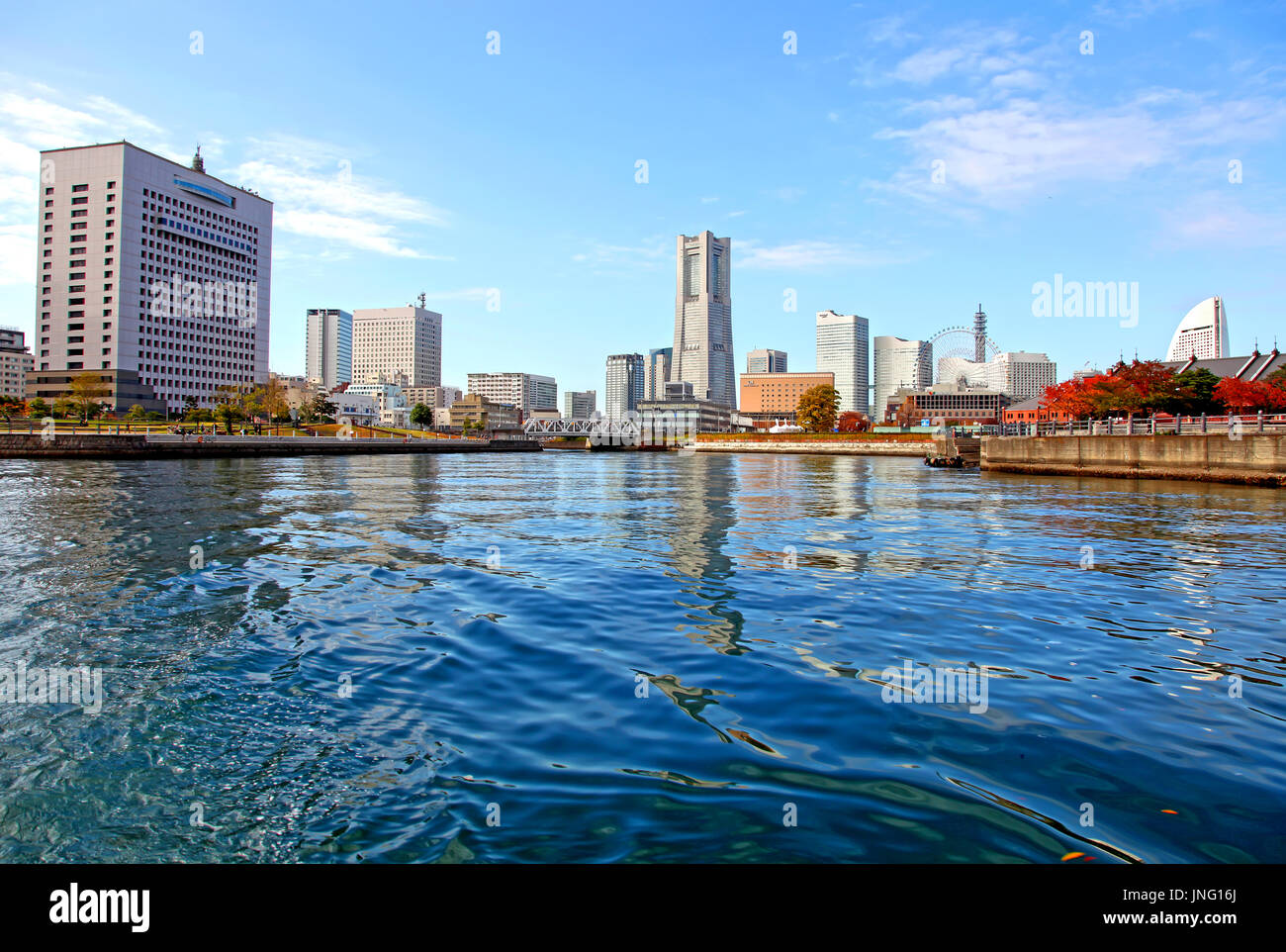 Yokohama Bay mit Yokohama City Skyline in der Präfektur Kanagawa, Japan Stockfoto