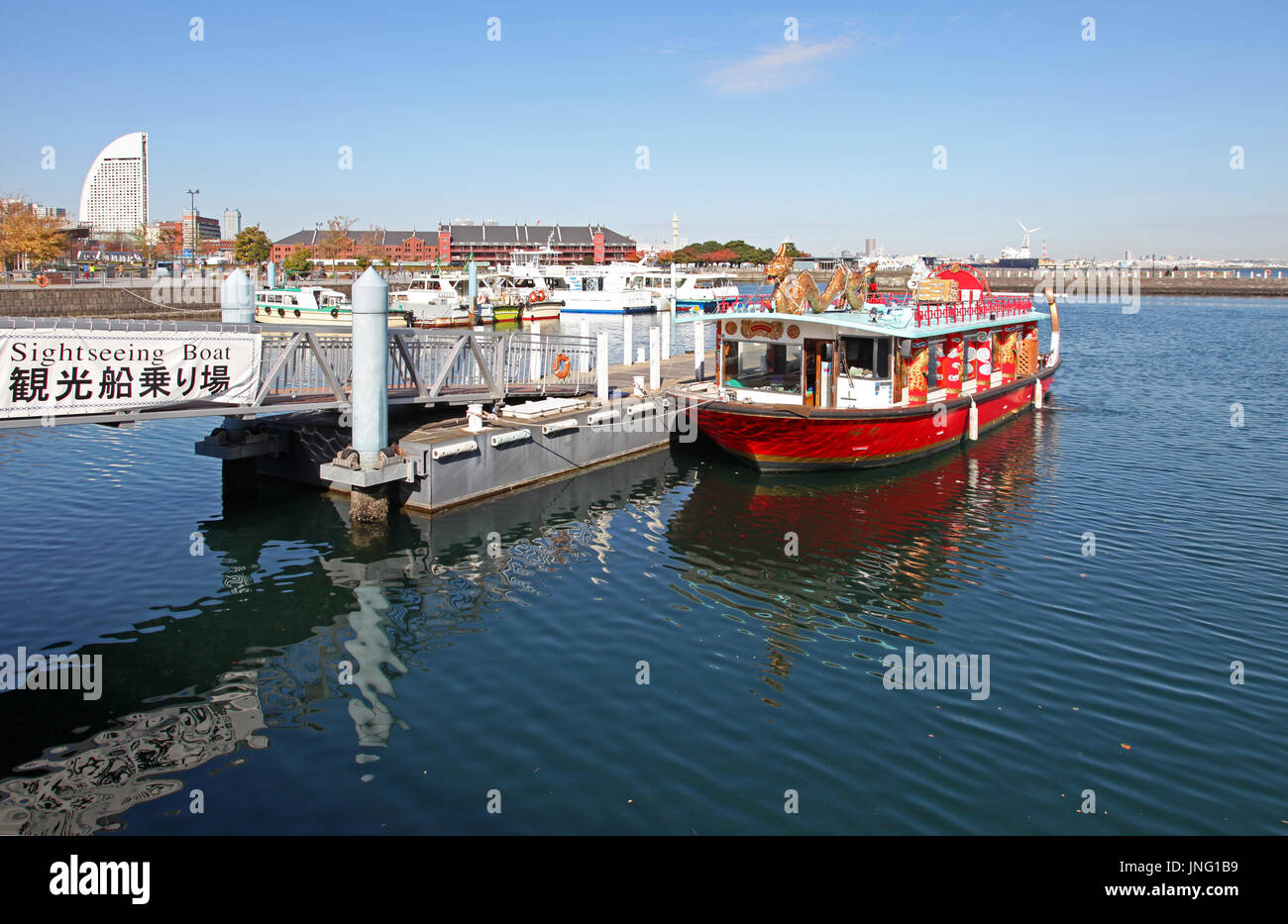 Yokohama Bay mit Yokohama City Skyline in der Präfektur Kanagawa, Japan Stockfoto