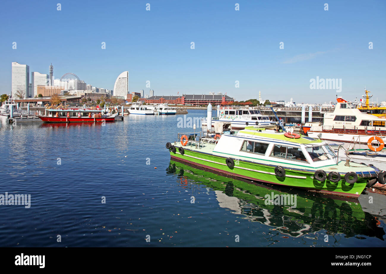Yokohama Bay mit Yokohama City Skyline in der Präfektur Kanagawa, Japan Stockfoto