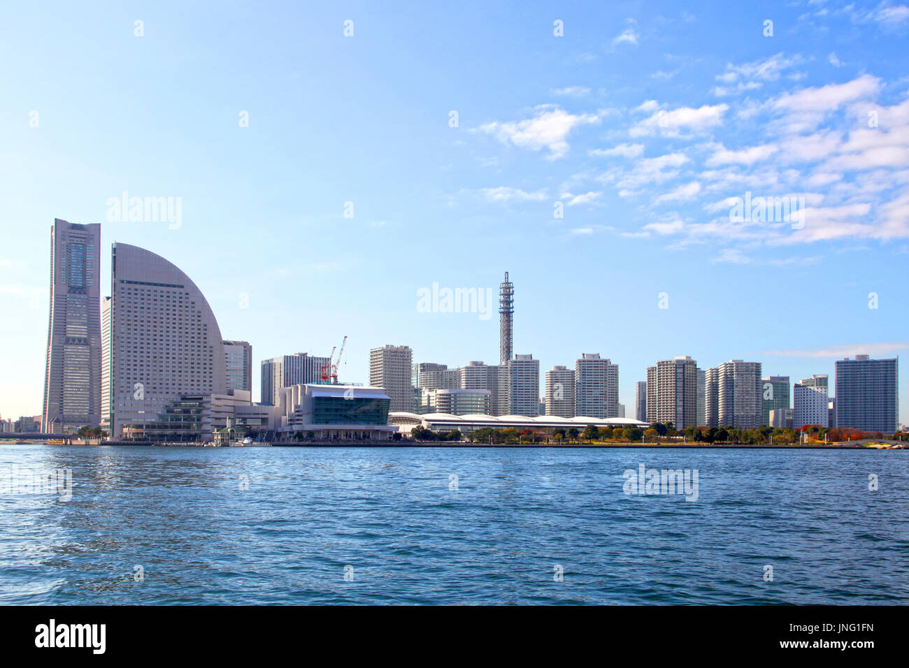 Yokohama Bay mit Yokohama City Skyline in der Präfektur Kanagawa, Japan Stockfoto