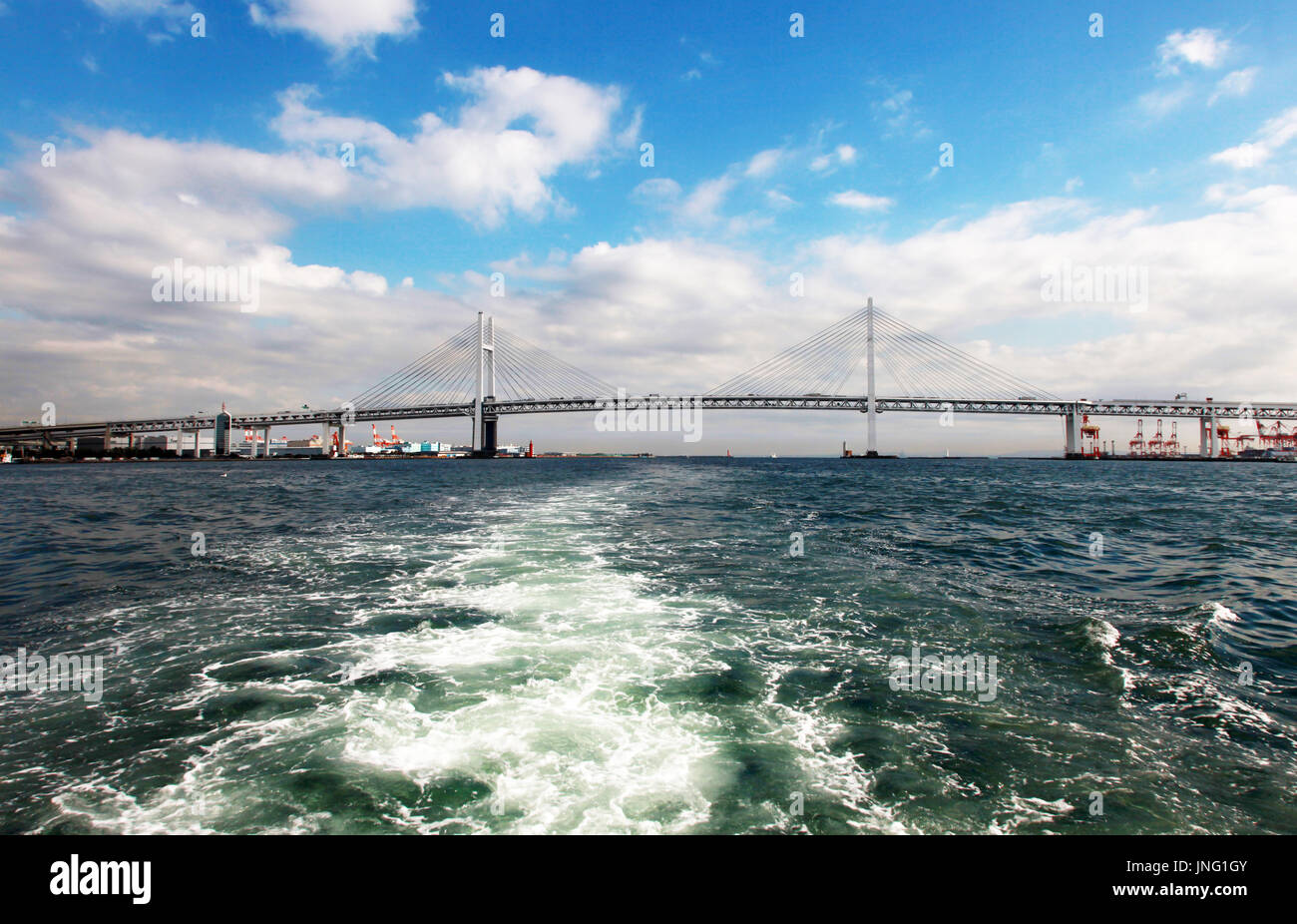 Yokohama Bay mit Yokohama City Skyline in der Präfektur Kanagawa, Japan Stockfoto