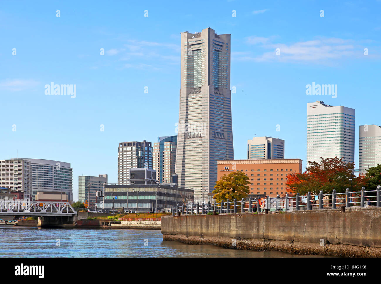 Yokohama Bay mit Yokohama City Skyline in der Präfektur Kanagawa, Japan Stockfoto