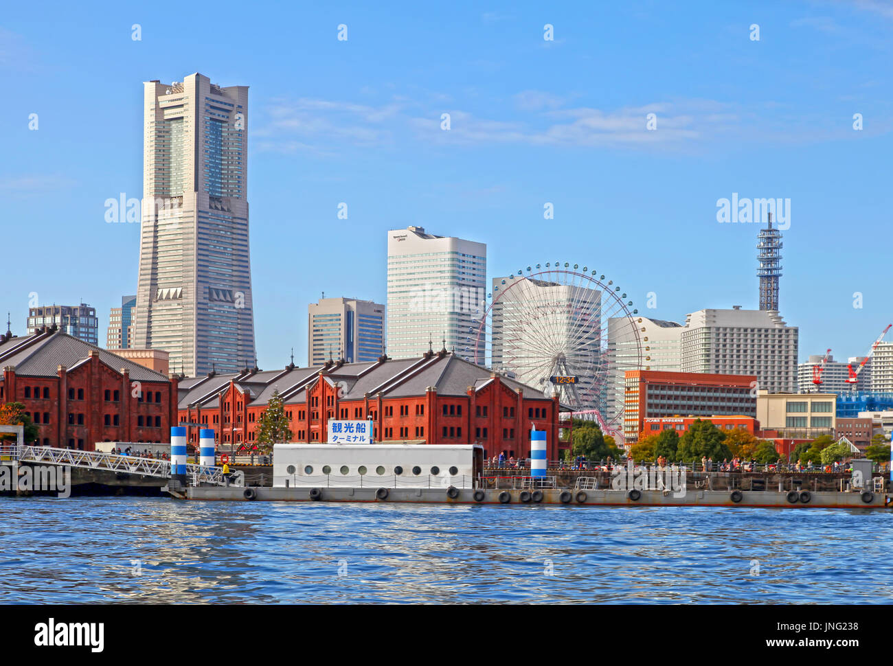 Yokohama Bay mit Yokohama City Skyline in der Präfektur Kanagawa, Japan Stockfoto