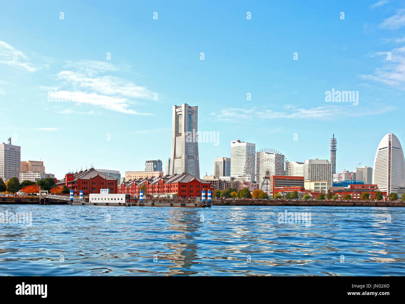 Yokohama Bay mit Yokohama City Skyline in der Präfektur Kanagawa, Japan Stockfoto