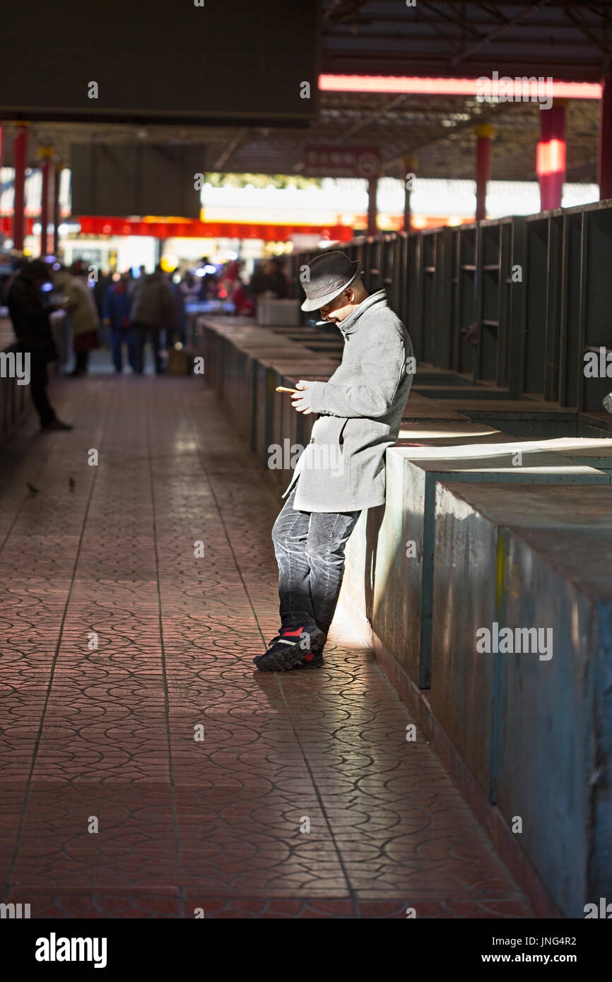 Chinesischer Mann und seine Mobile auf dem Flohmarkt, Peking, China Stockfoto