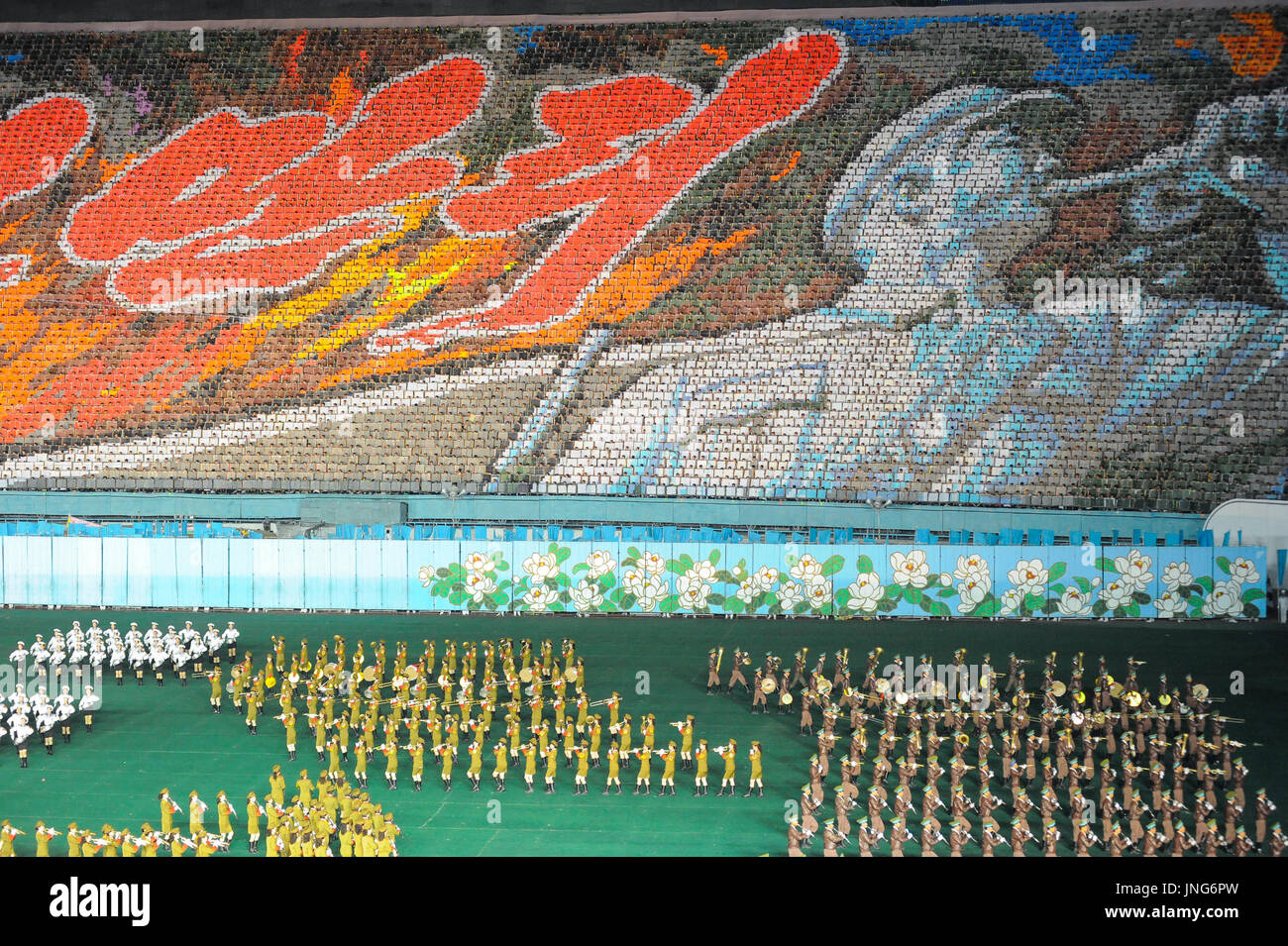 08.08.2012, Pyongyang, Nordkorea, Asien - Tänzern und Akrobaten führen während der Arirang Mass Games am Maifeiertag Stadion in Pjöngjang. Stockfoto