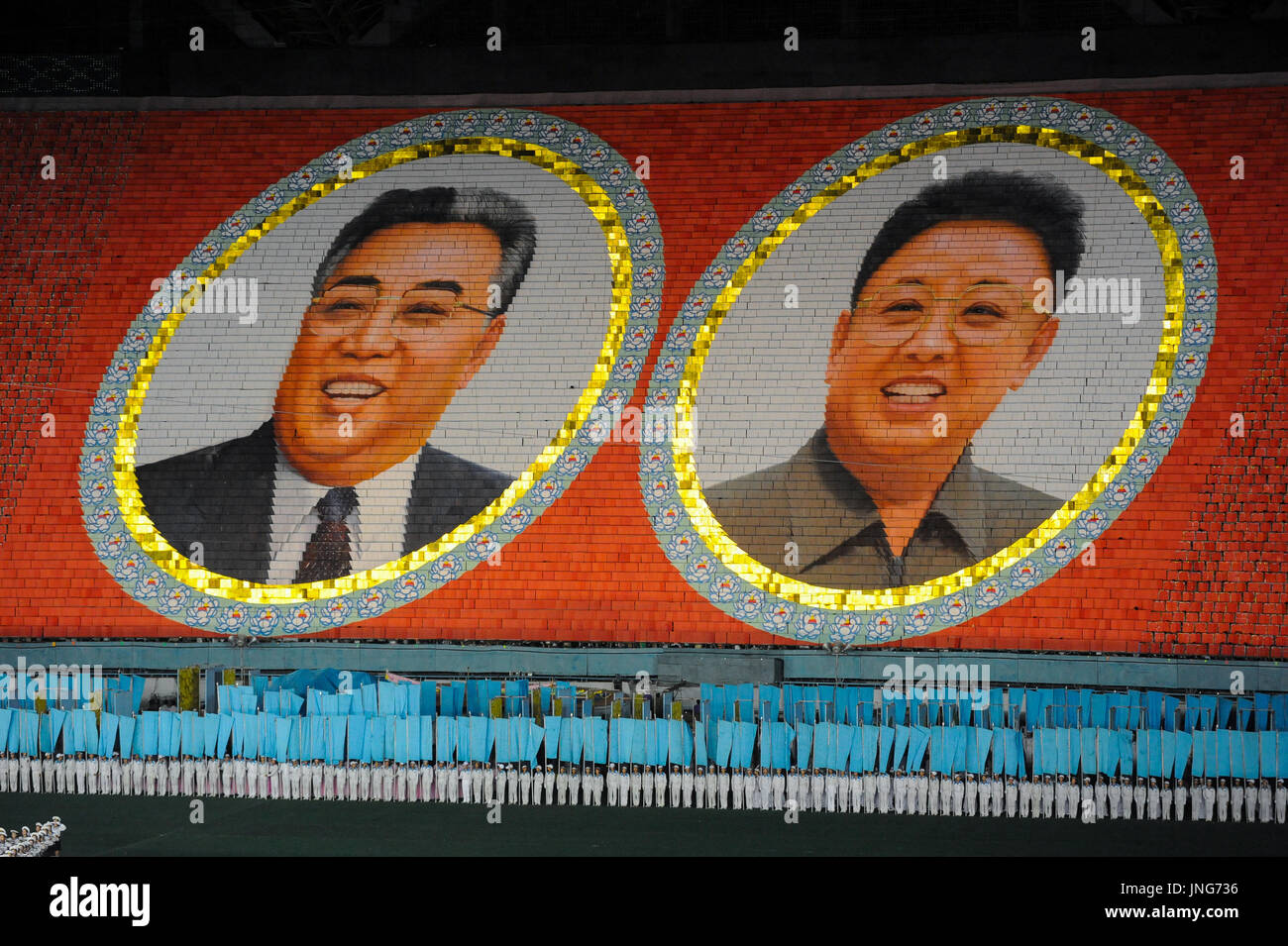 08.08.2012, Pyongyang, Nordkorea, Asien - die Porträts der verstorbenen nordkoreanischen Führer das sung und Kim Jong-Il als ein riesiges Mosaik abgebildet sind. Stockfoto