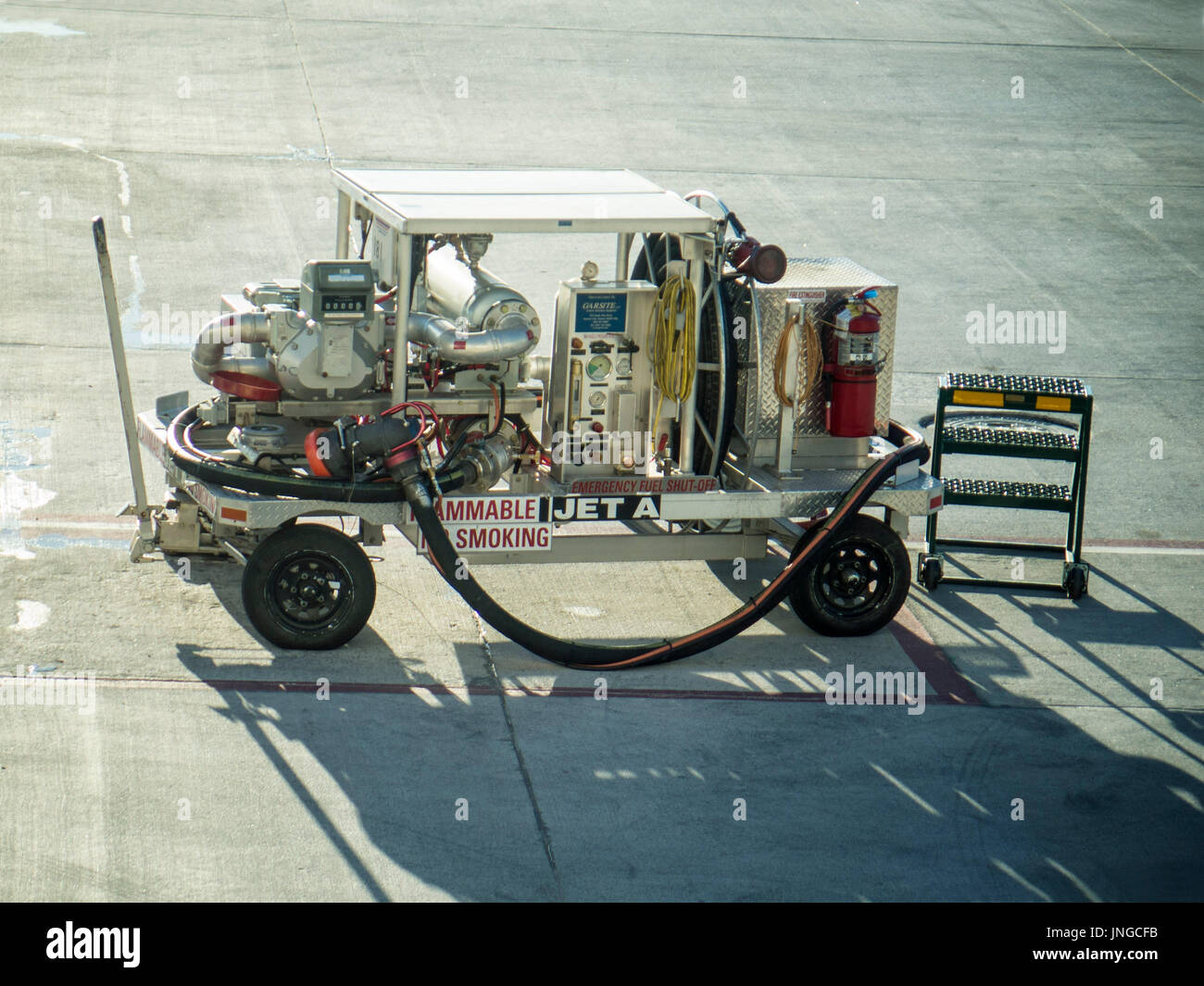 Garsite Flugzeug auftankenden, Towable Hydrant-Warenkorb Stockfoto
