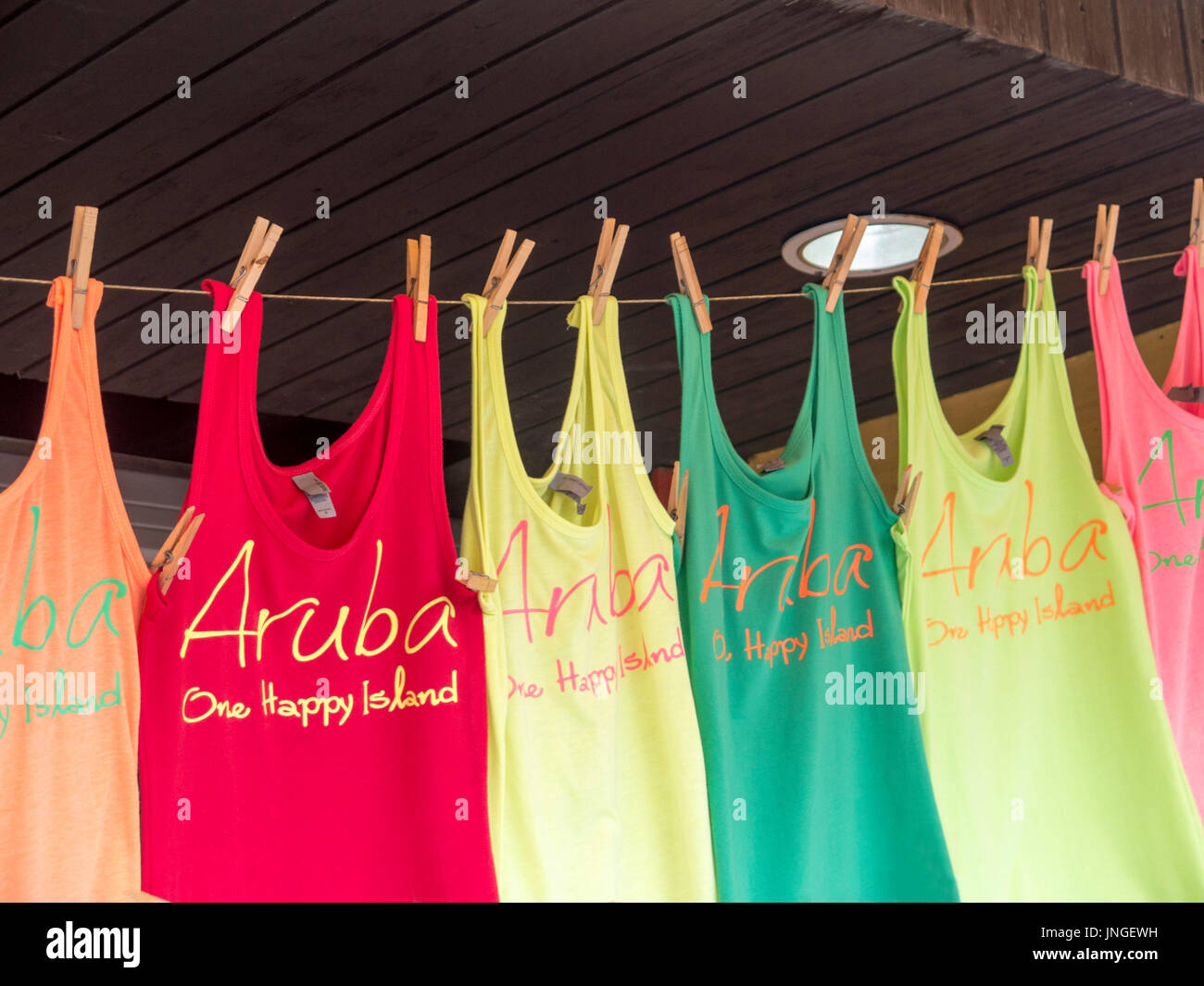 Souvenir t-Shirts zum Verkauf an einen touristischen Markt In Oranjestad, Aruba Stockfoto