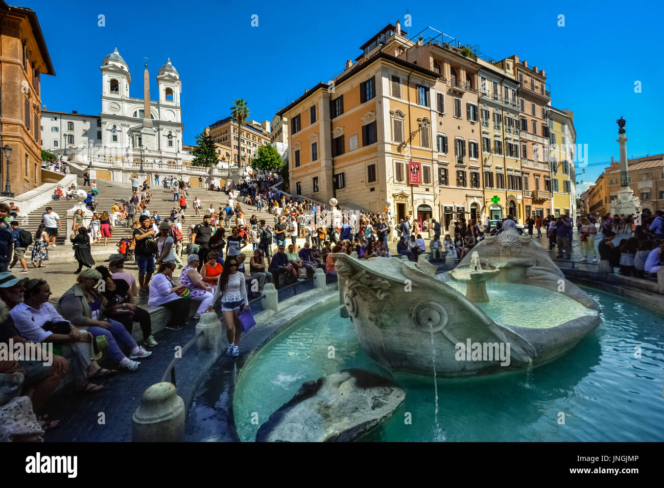 Die Spanische Treppe von der Fontana della Barcaccia an der Piazza di Spagna an einem heißen Sommertag mit vielen Touristen Stockfoto