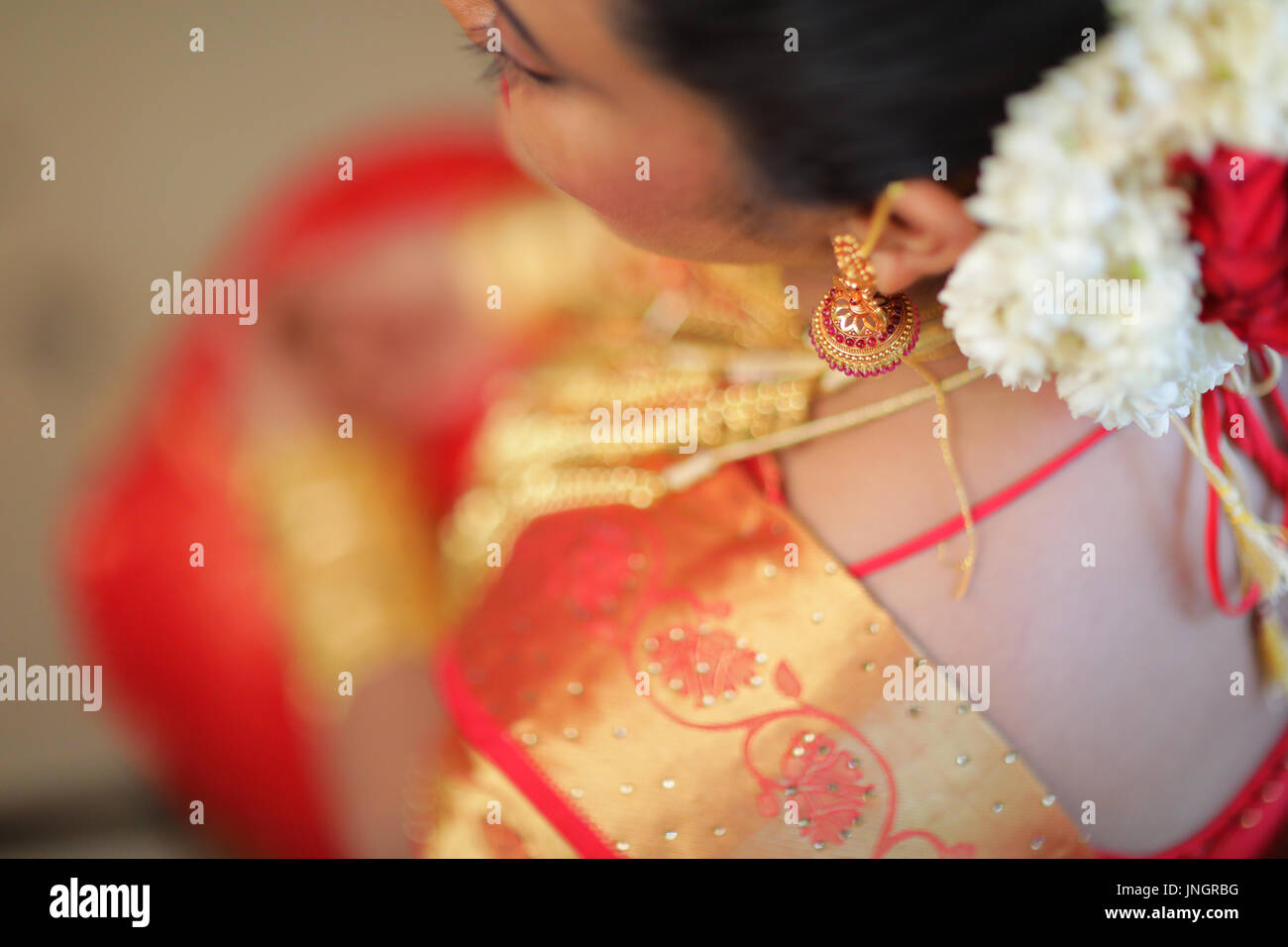 Detail der indischen Braut / weiblich tragen traditionelle dekorative Goldschmuck auf Kerala Sari / Saree Südindien. Indische Braut Schmuck. Stockfoto