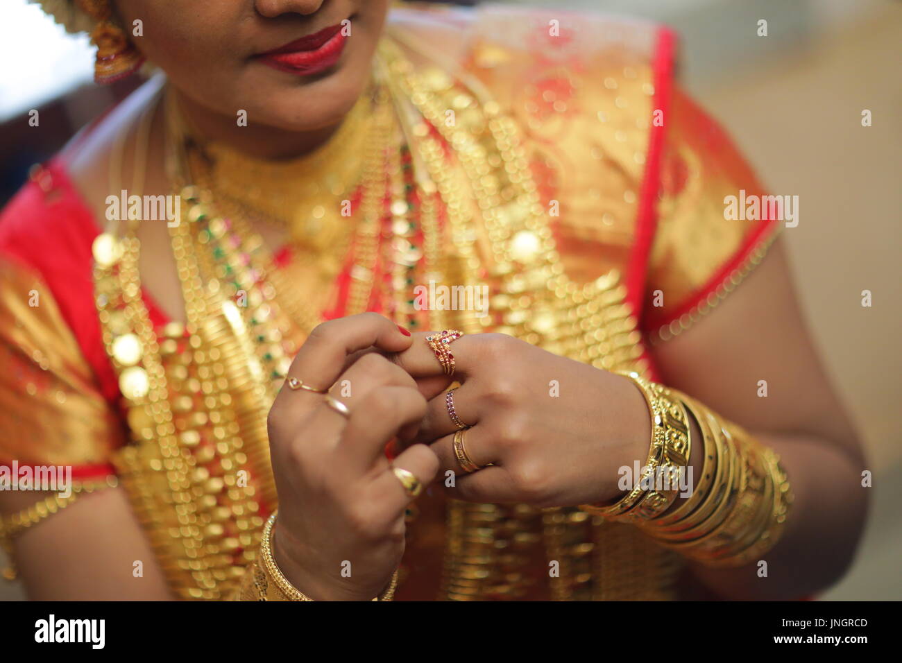 Detail der indischen Braut / weiblich tragen traditionelle dekorative Goldschmuck auf Kerala Sari / Saree Südindien. Indische Braut Schmuck. Stockfoto