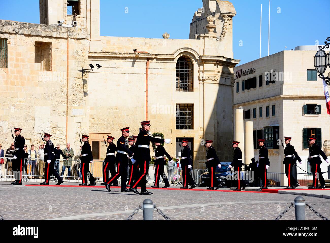 Politiker, die Ankunft in einer Limousine in der Auberge de Castille für eine EU-Konferenz mit Soldaten auf der Parade in Castille Square, Valletta, M Stockfoto
