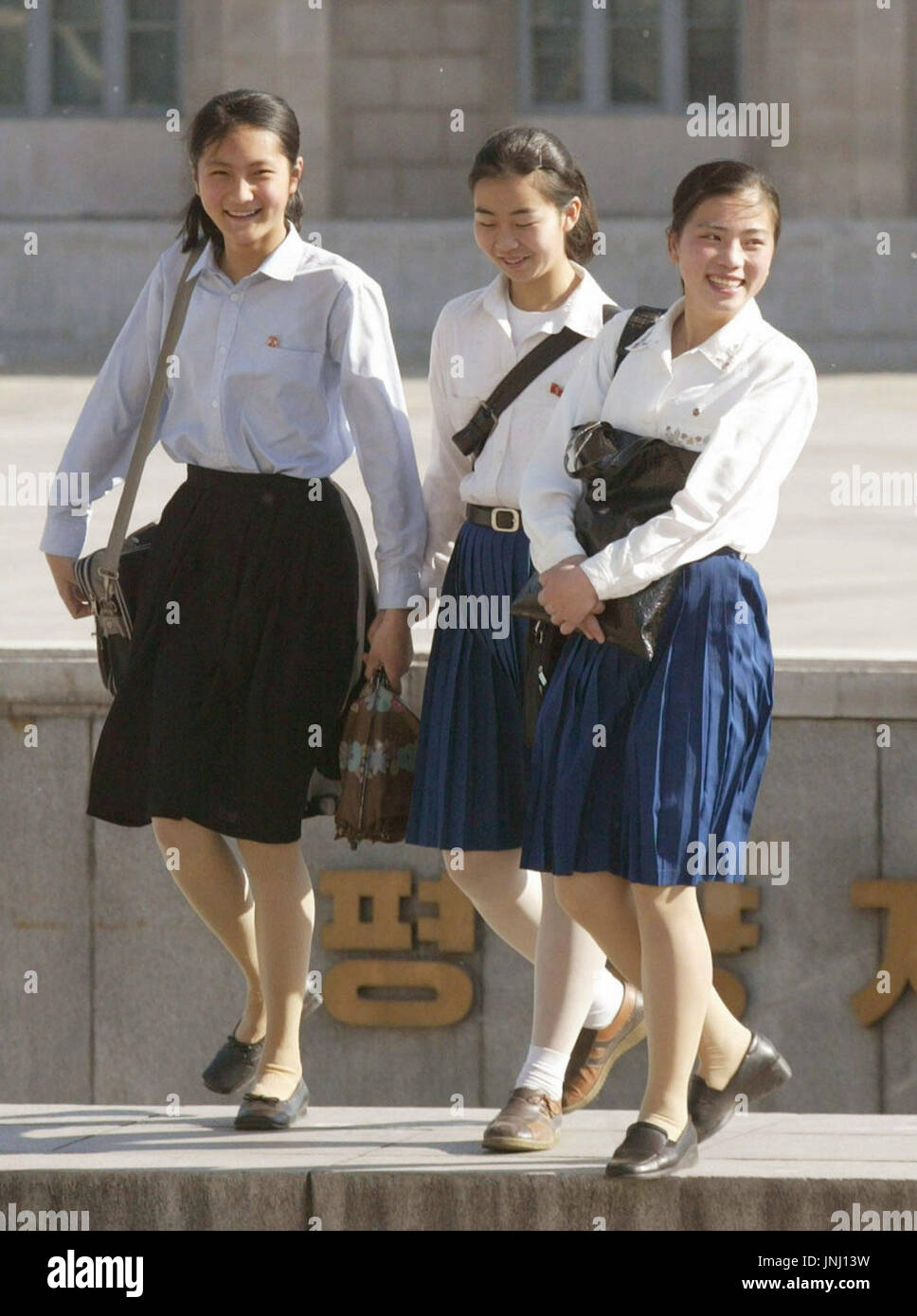 Pjöngjang, Nordkorea - Studentinnen, die zu Fuß in Pjöngjang am 21. Mai. (Pool-Foto) (Kyodo) Stockfoto