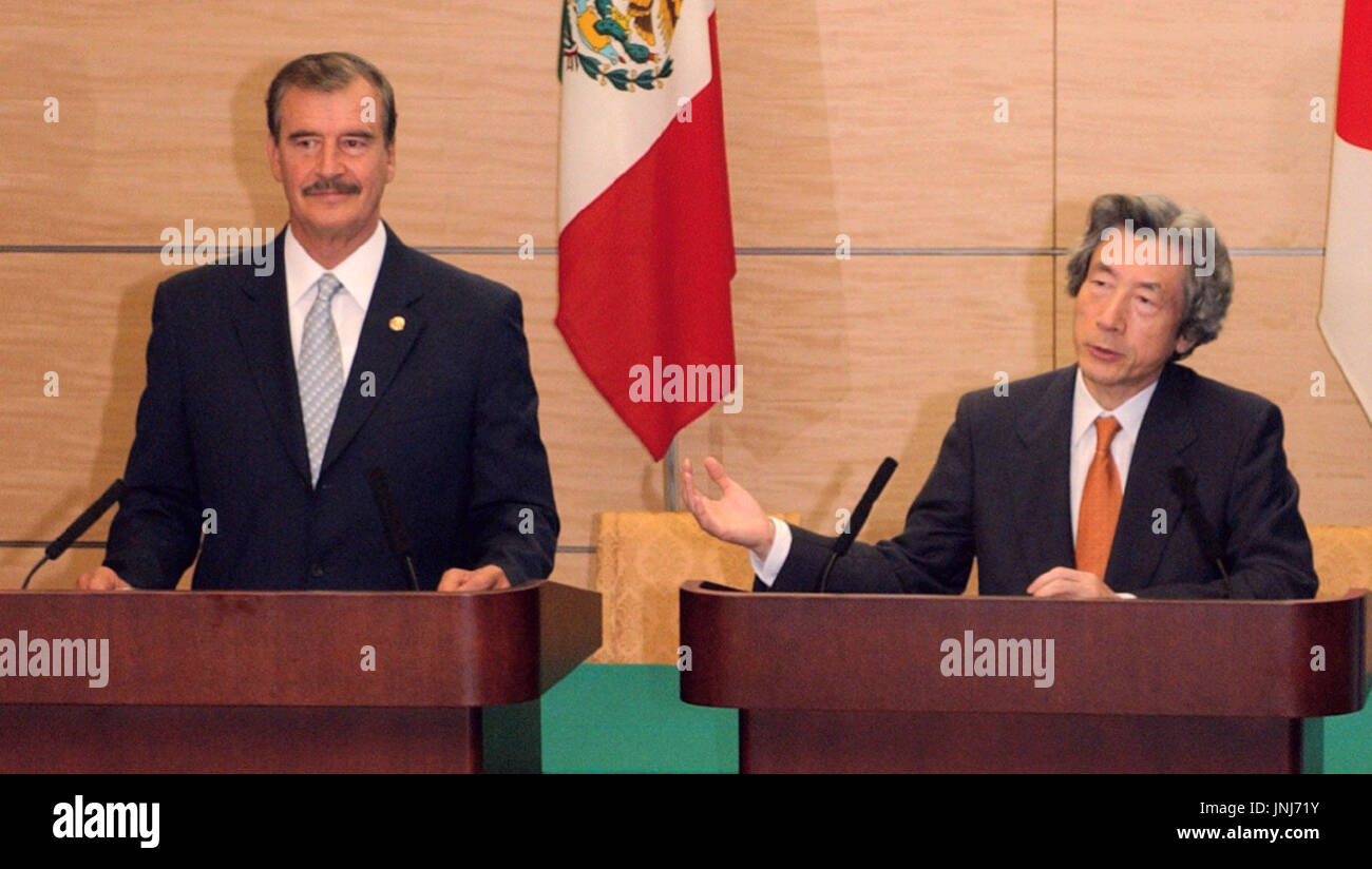 TOKYO, Japan - mexikanische Präsident Vicente Fox und der japanische Premierminister Junichiro Koizumi sprechen bei einer gemeinsamen Pressekonferenz im Amt des Premierministers in Tokio am 16. Okt. nach ihren Gesprächen. Die beiden Politiker beschlossen, Verhandlungen über ein bilaterales Freihandelsabkommen (FTA) um eine Einigung durch das Ende des Tages. (Pool-Foto) (Kyodo) Stockfoto