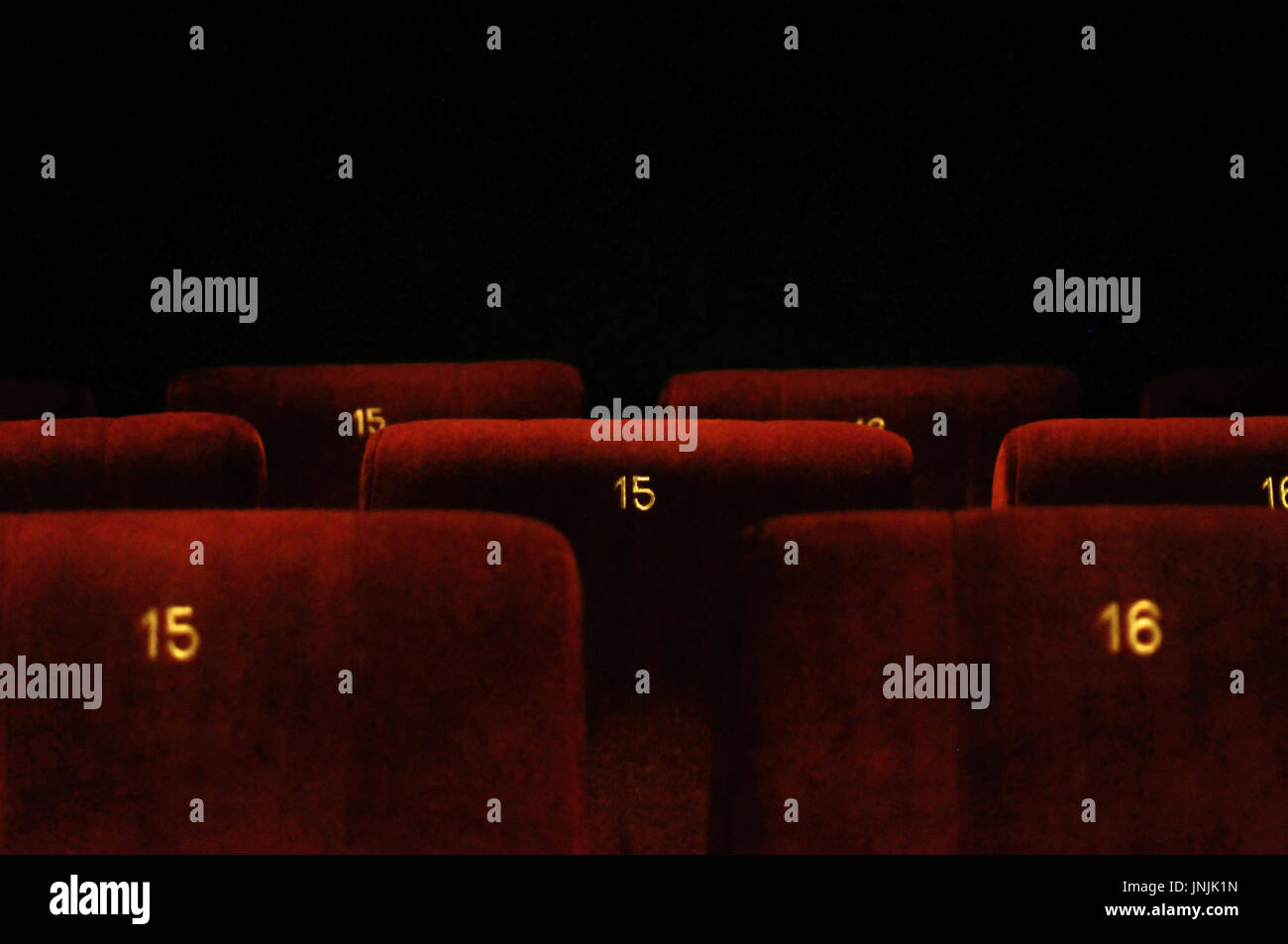 roter samt-Sitzreihe im Kino Stockfoto