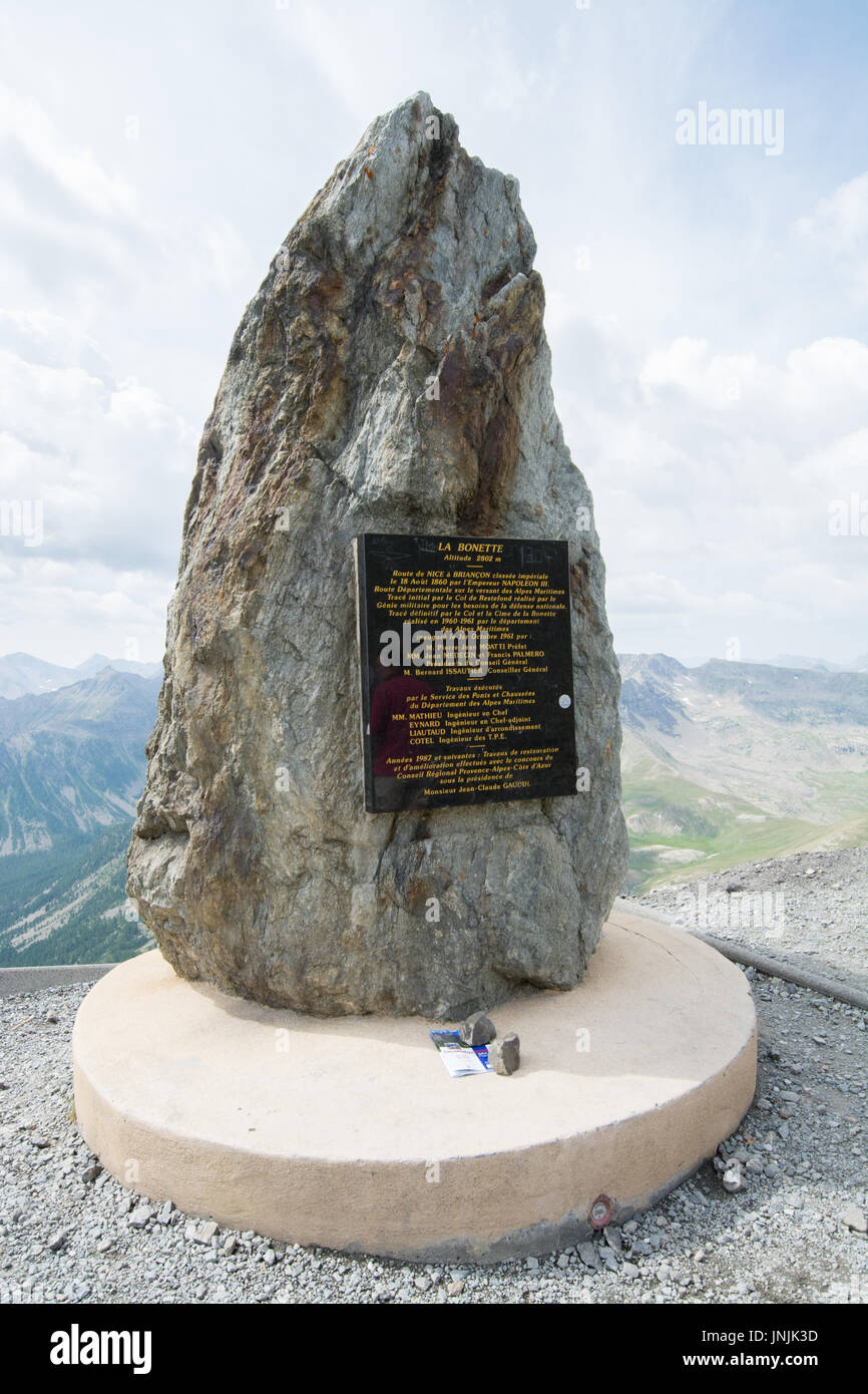 Ansicht der Hommage an Straßenbauer am Col De La Bonette in den französischen Alpen - die höchste Straße in Frankreich und eines der höchsten in Europa Stockfoto