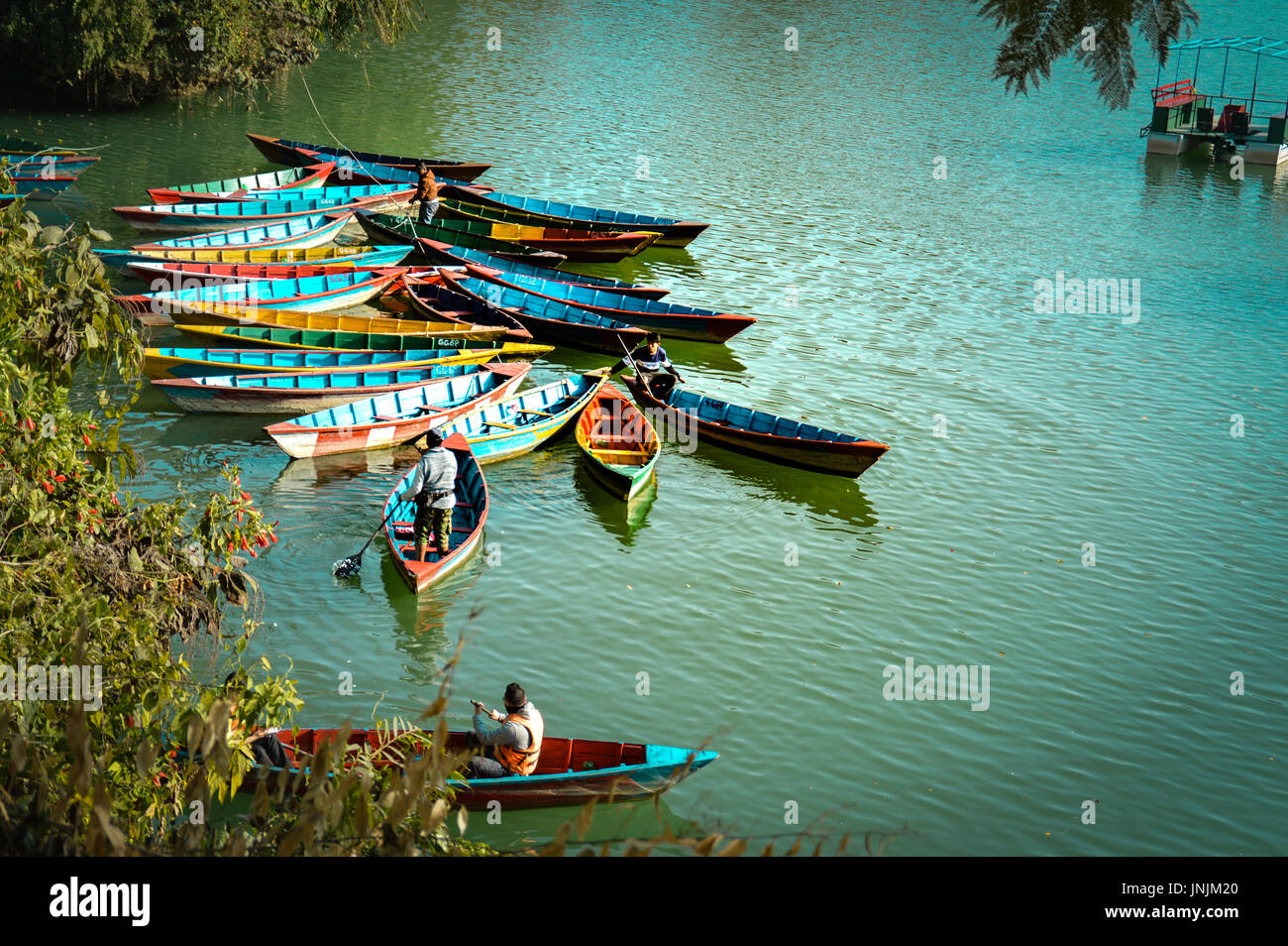 Bunte Kanus für Touristen in der Fewa See, Pokharra Nepal warten Stockfoto