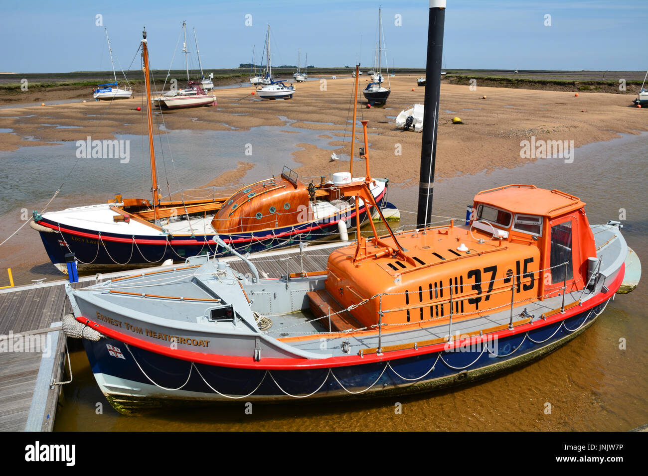 Zwei alte Rettungsboote vertäut zur Anlegestelle in Wells-Next-the-Sea in Norfolk, England Stockfoto