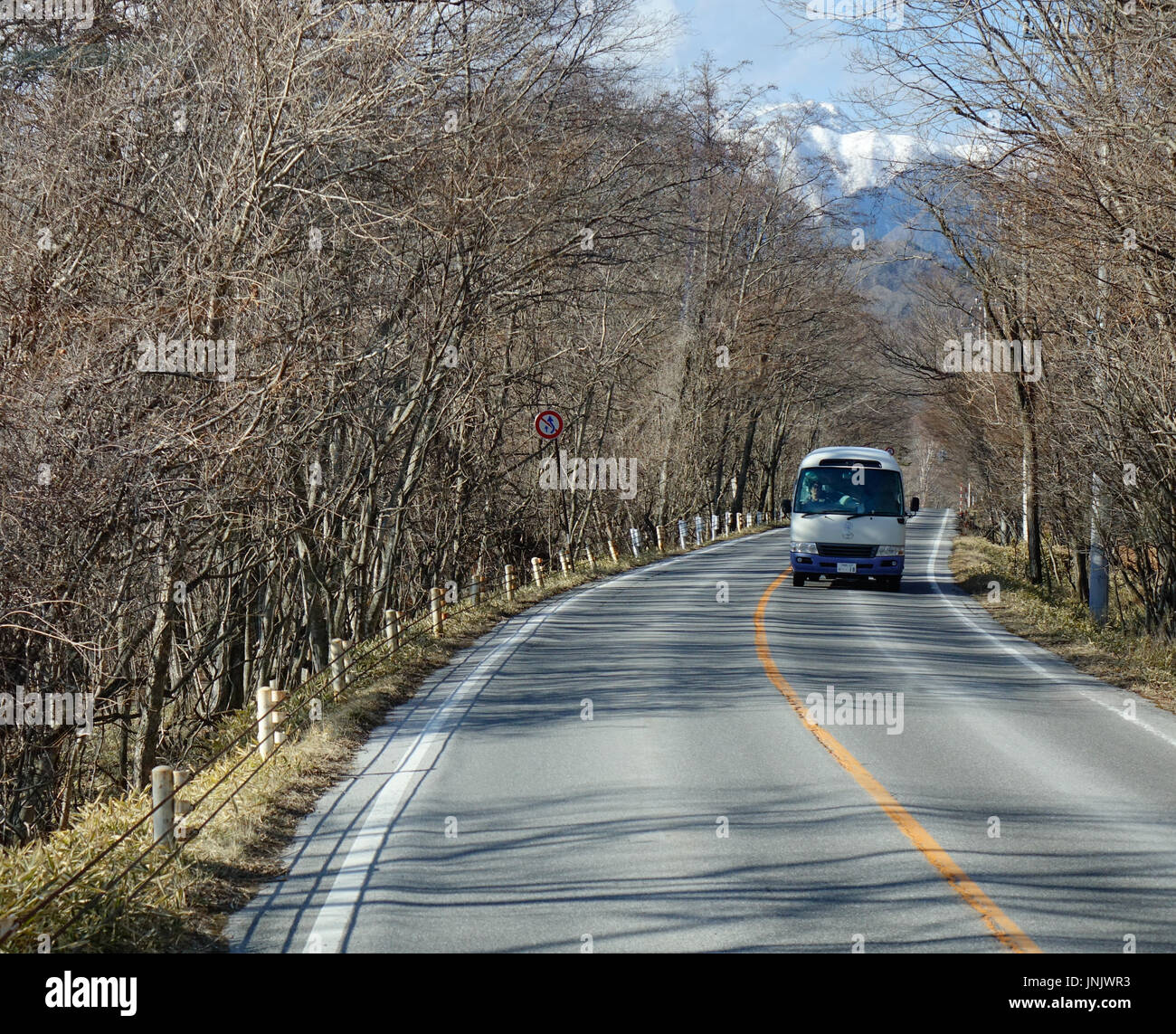 Nikko, Japan - 2. Januar 2016. Ein Bus verkehrt auf Bergstraße in Nikko, Japan. Nikko und See Chuzenji sind insbesondere bekannt für ihre schönen au Stockfoto