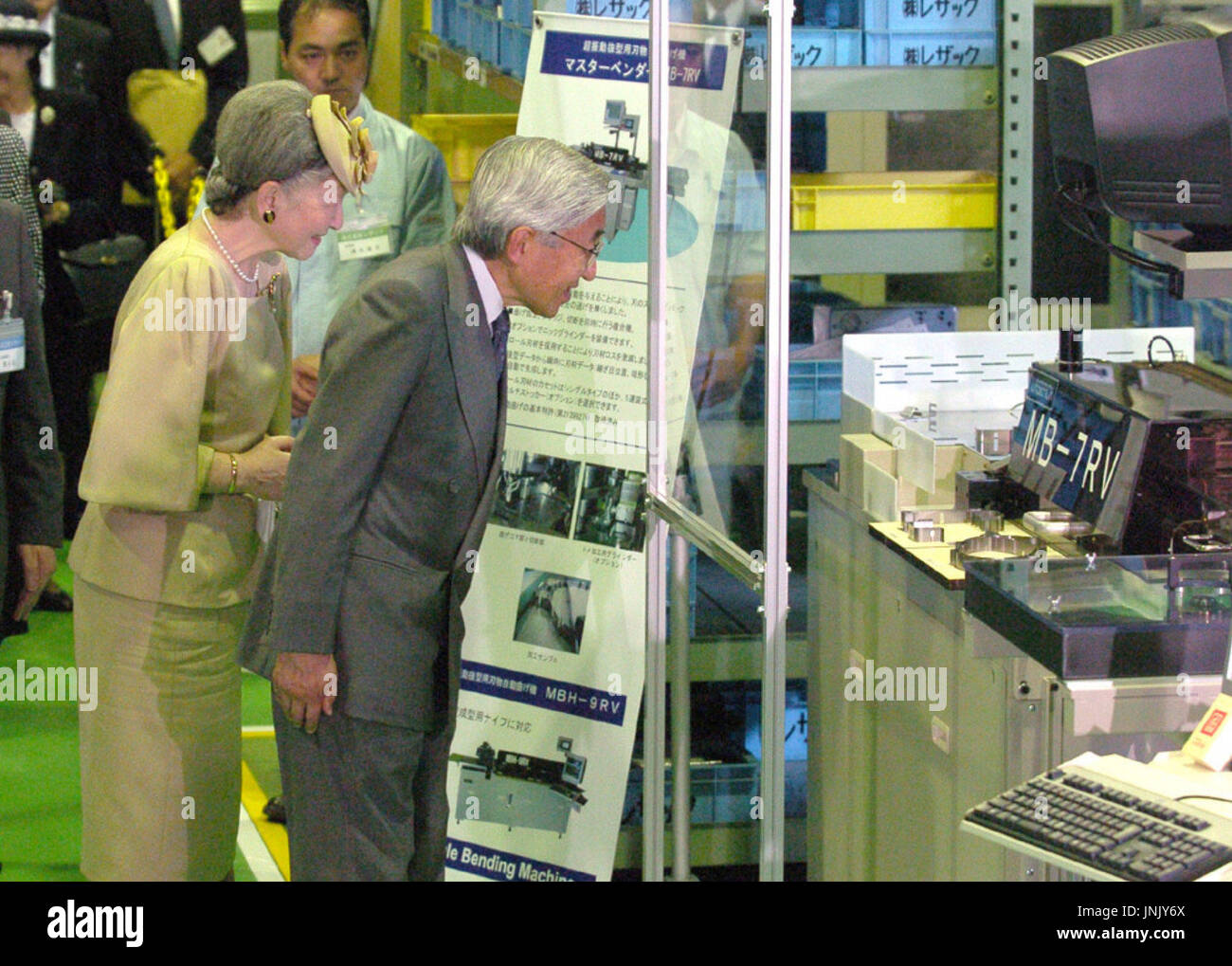 YAO, Japan - Kaiser Akihito und Kaiserin Michiko besuchen eine Verarbeitung Maschine-produzierenden Unternehmen in Yao, Osaka Präfektur, am 22. August. (Kyodo) Stockfoto