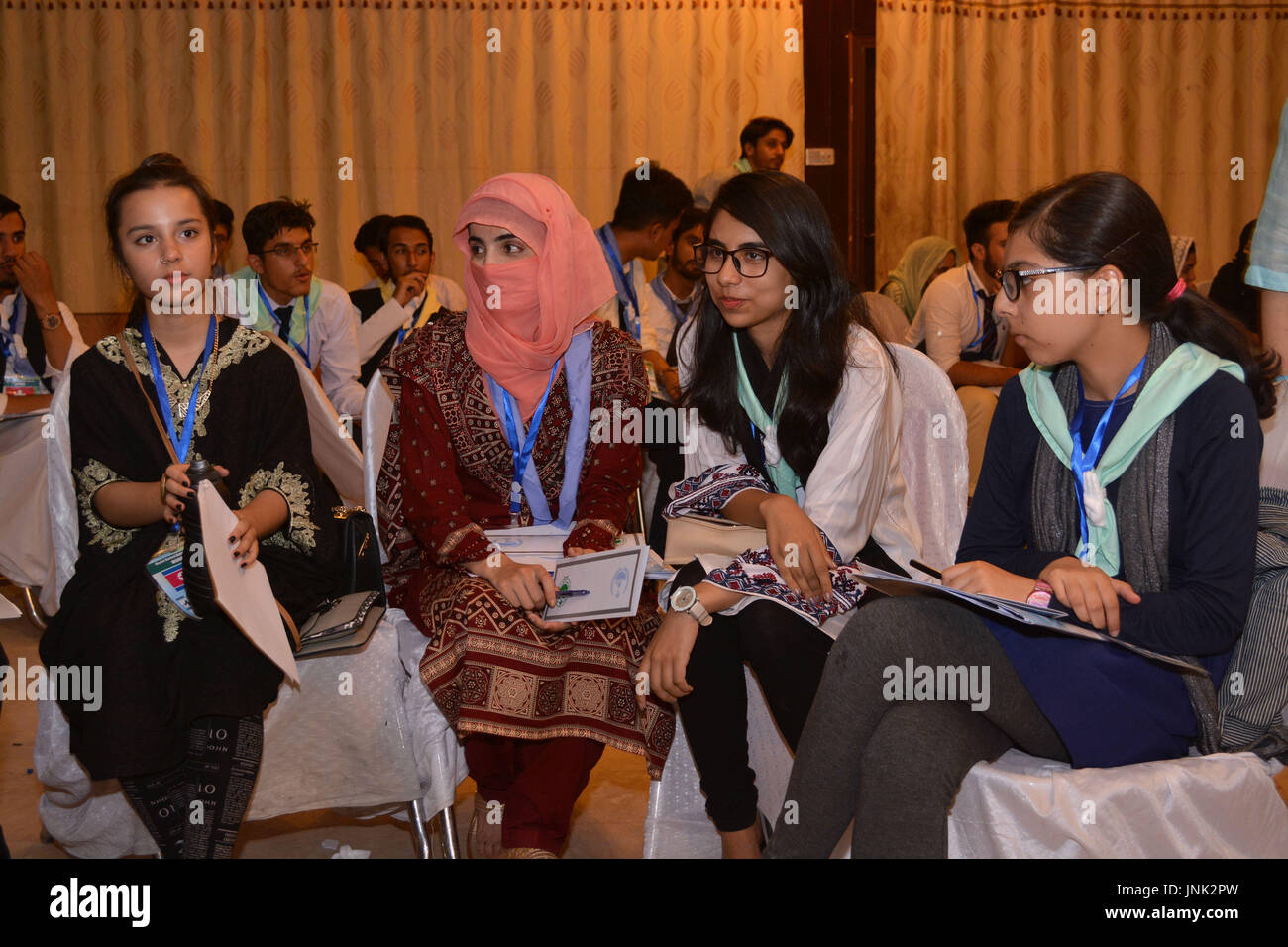 QUETTA, PAKISTAN. -29. Juli 2017: Mädchen Schüler während der Ausschusssitzung über internationale Themen und Politik beteiligt sind, während der dritte Stockfoto