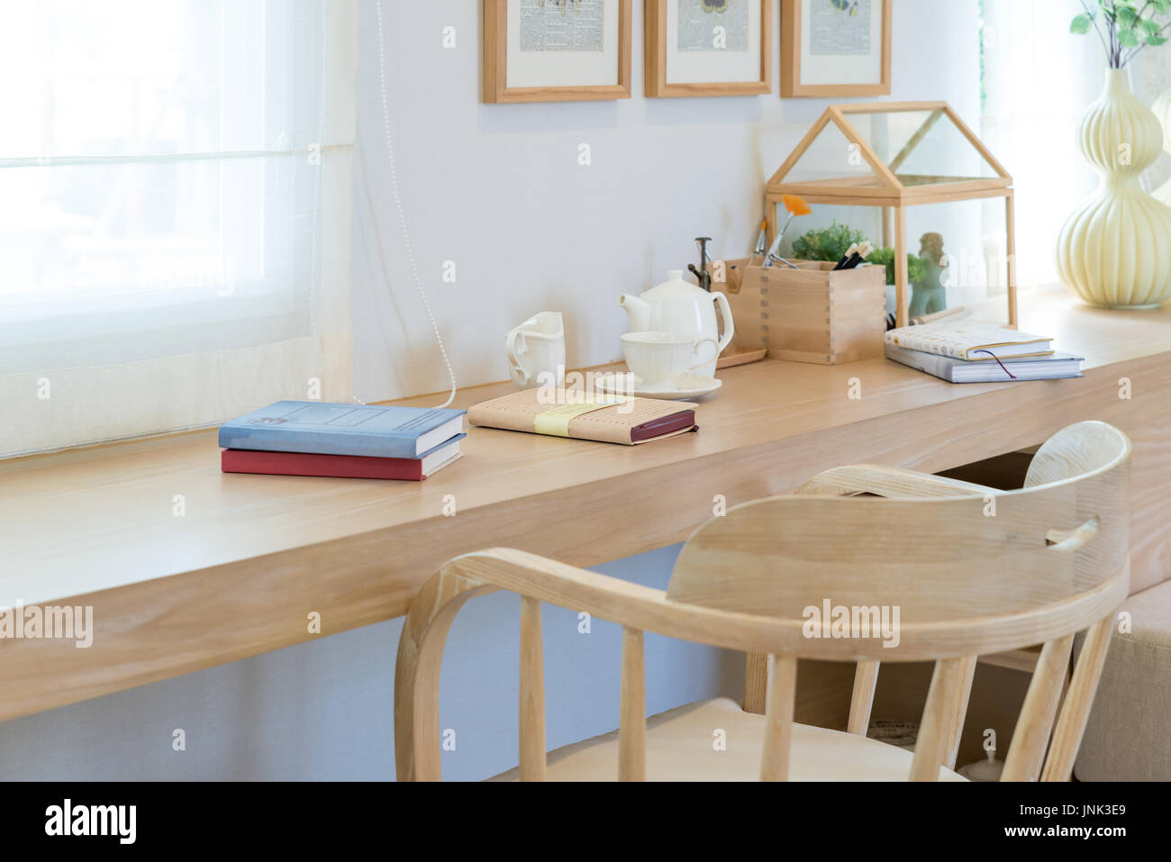 Buch und Kaffee Tasse und Jar auf Holztisch mit Dekoration im Haus. Lese-Ecke Innenraum-Konzept. Stockfoto