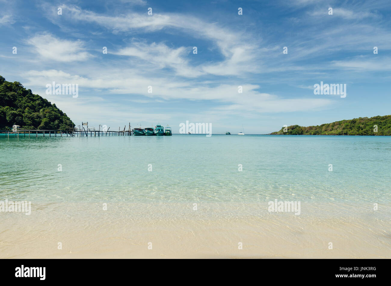 Tropischer Strand mit Schiffe und Jachten im Andaman Meer in Phuket, Thailand. Sommer, Reisen, Urlaub und Ferien-Konzept. Stockfoto