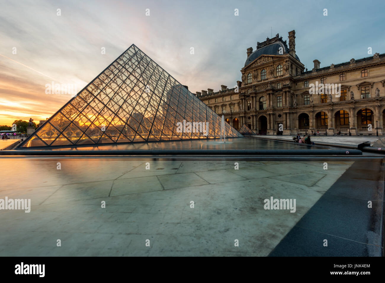 Paris, Frankreich - 7. Mai 2016: Das Louvre Museum ist eines der größten Museen der Welt und ein historisches Denkmal. Ein zentrales Wahrzeichen von Paris. Stockfoto