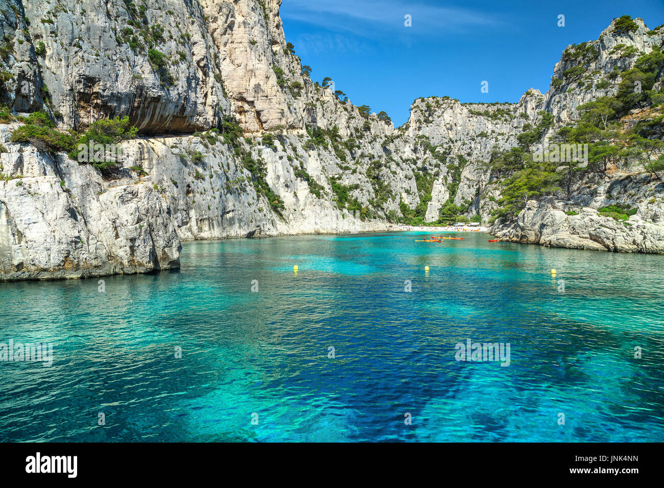 Bunte Kajaks im berühmten französischen Fjorde, Nationalpark Calanques, Calanque d ' en Vau Bucht, Cassis, Marseille, Südfrankreich, Europa Stockfoto