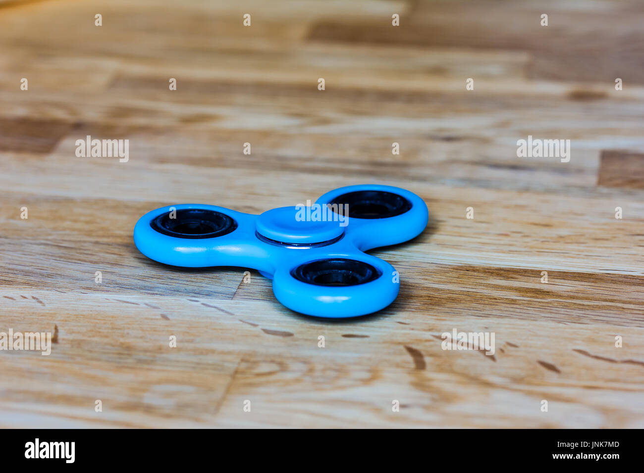 Eine modernere blau (türkis) zappeln Spinner auf Holz liegen Stockfoto