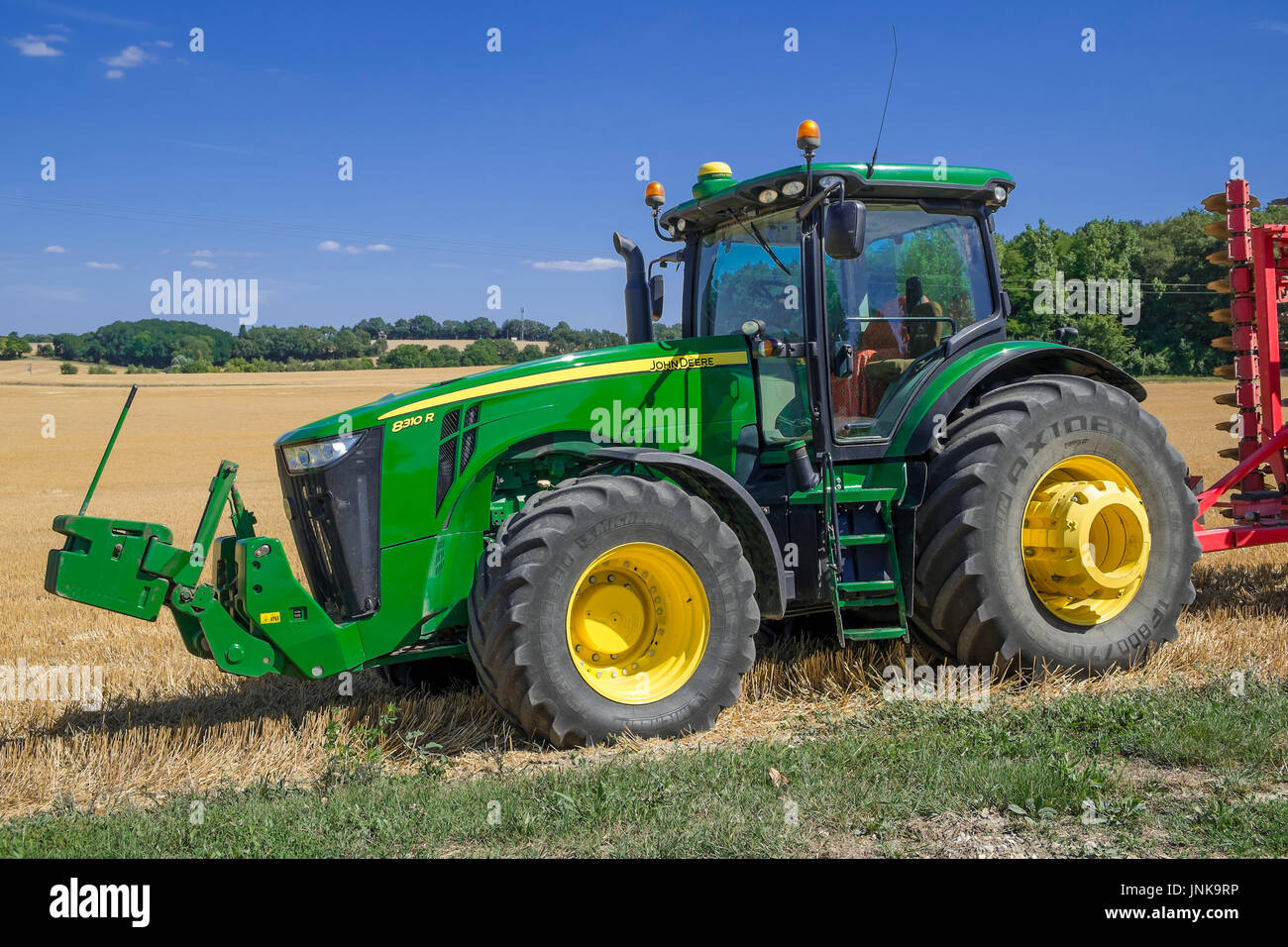 John Deere 8310 R Traktor, Boussay, Frankreich. Stockfoto