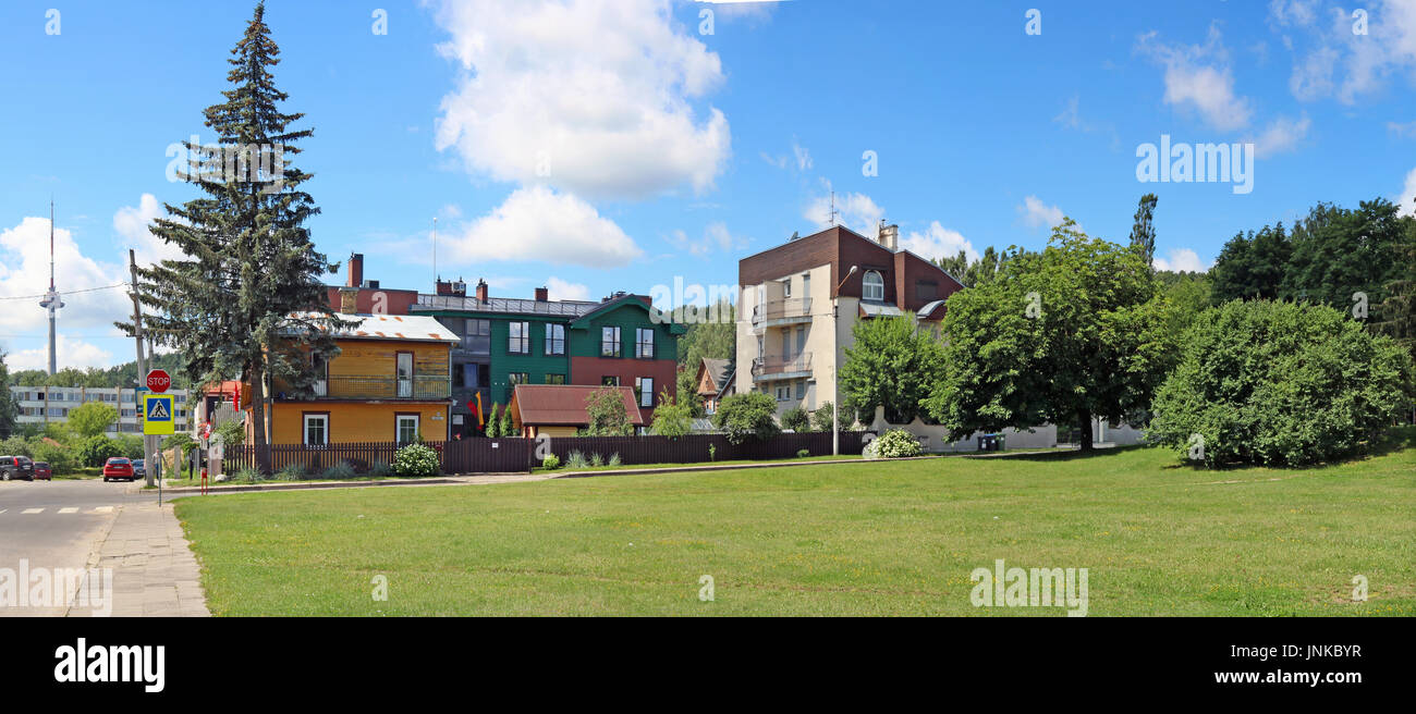 VILNIUS, Litauen - 6. Juli 2017: Fragment der Straße, grüne Rasenflächen und kreative Mehrfamilienhäuser im historischen Elite Zentralbereich des L Stockfoto
