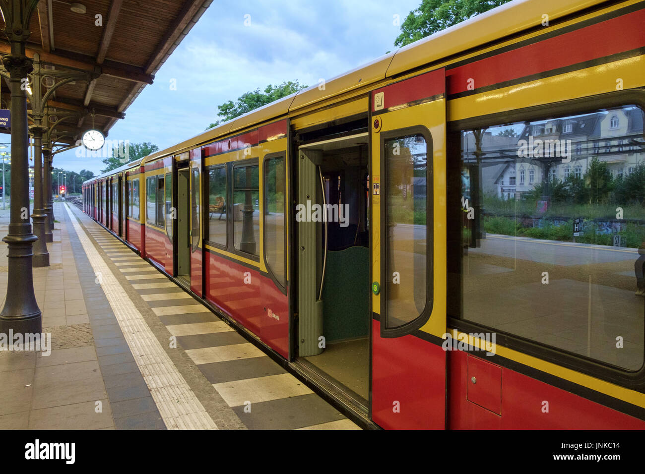 BERLIN, Deutschland - Juli 2017: S-Bahn s-Bahn Haltestelle Zehlendorf in Berlin, Deutschland in gestoppt Juli 2017. Stockfoto