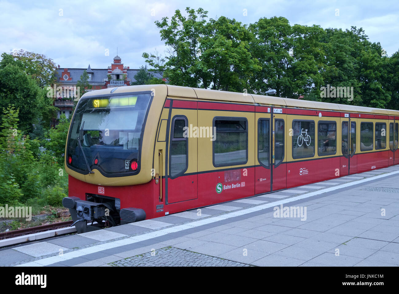 BERLIN, Deutschland - Juli 2017: S-Bahn s-Bahn Haltestelle Zehlendorf in Berlin, Deutschland in gestoppt Juli 2017. Stockfoto