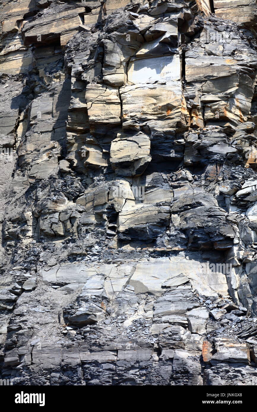 Geologische cliff Strukturen mit Kalkstein und weichen bröckelnden Öl Lager Schiefer neben Kimmeridge Ledges, Jurassic Coast, Dorset UK Stockfoto