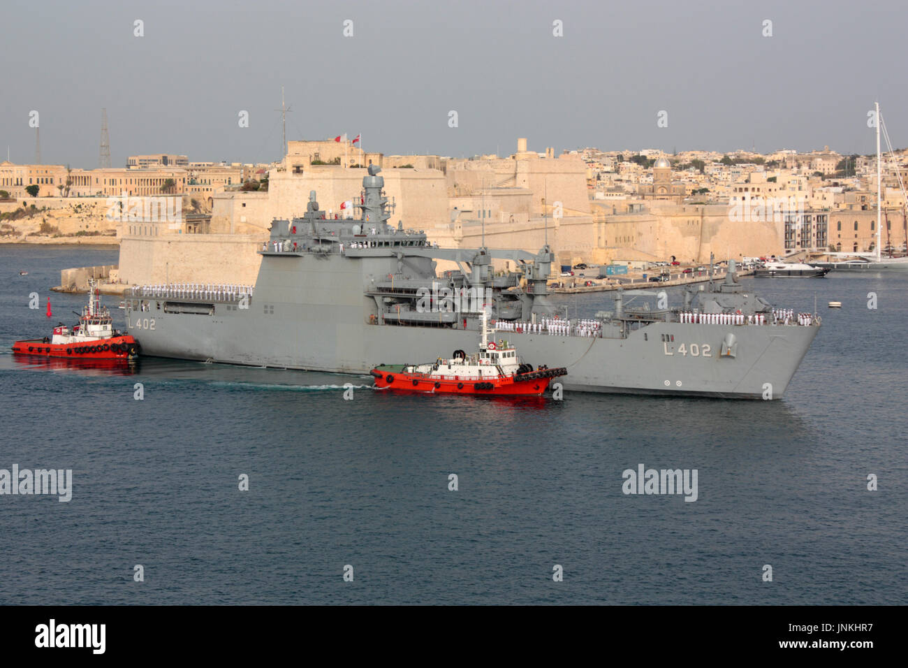 Die türkische Marine amphibische Kriegsführung Schiff TCG Bayraktar (L-402) begleitet von Schleppern Maltas Grand Harbour Eintritt in Stockfoto