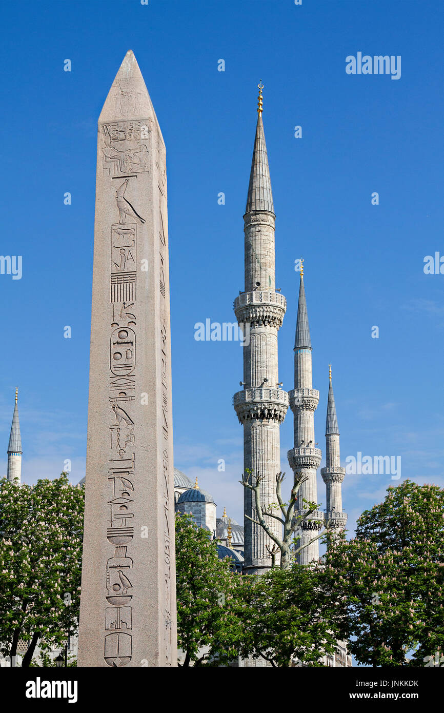 Ägyptische Obelisk und Minaretten der Blauen Moschee in Istanbul, Türkei. Stockfoto