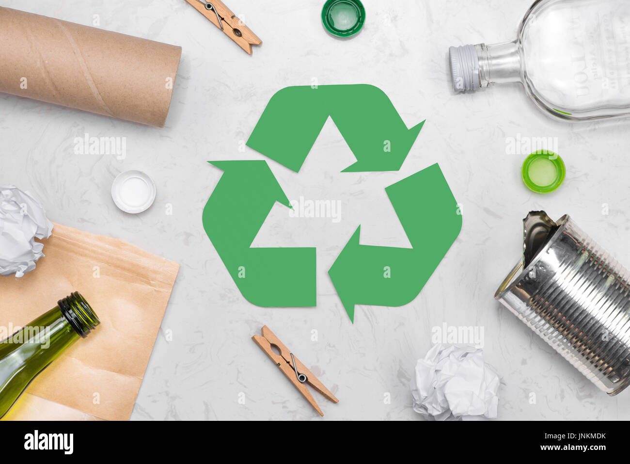 Eco-Konzept. Recycling von Abfällen Symbol mit Müll auf Stein Stockfoto