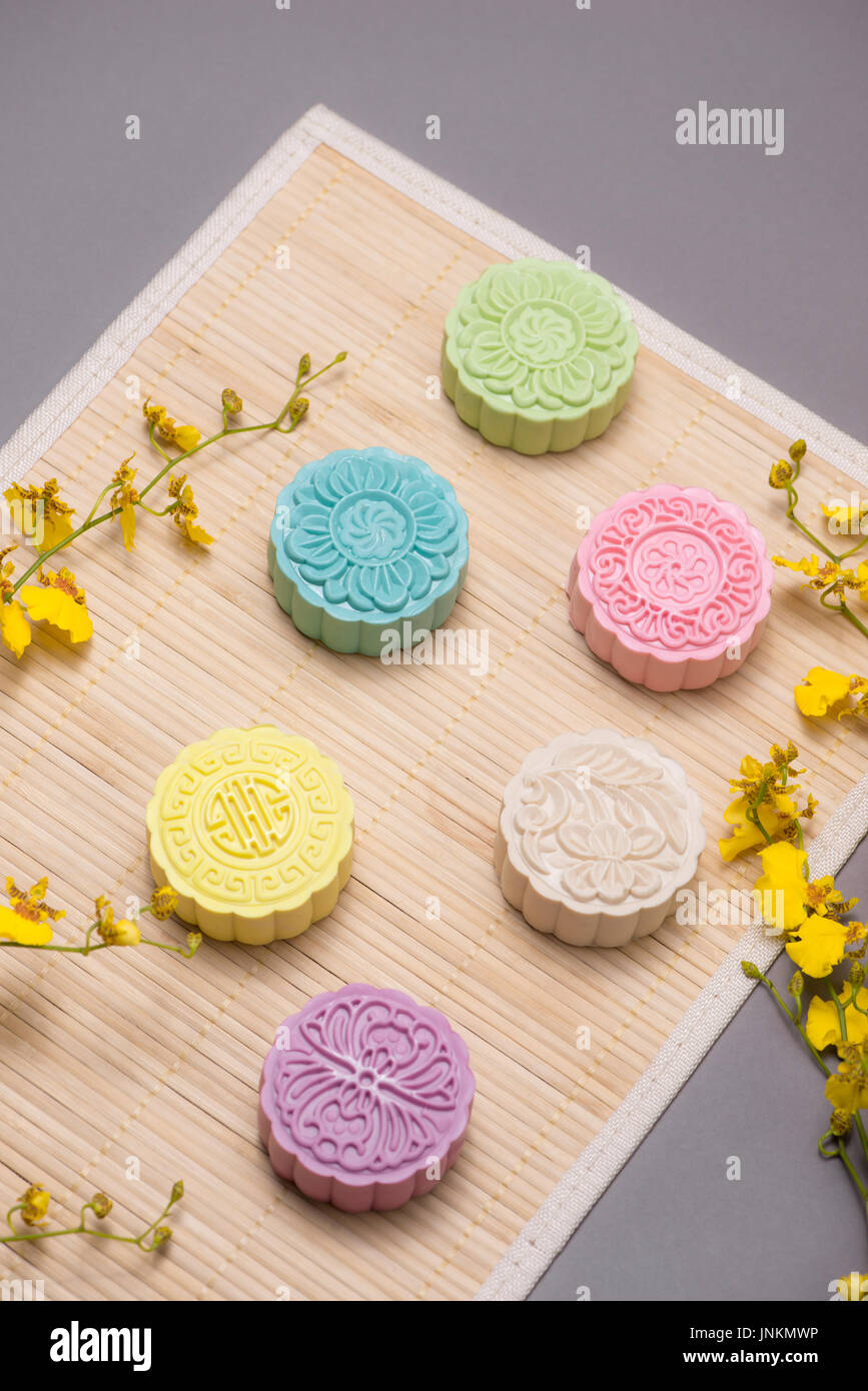 Traditionelle Mooncakes am gedeckten Tisch. Verschneite Haut Mooncakes. Chinesische Mitte Herbst Festival Lebensmittel. Stockfoto