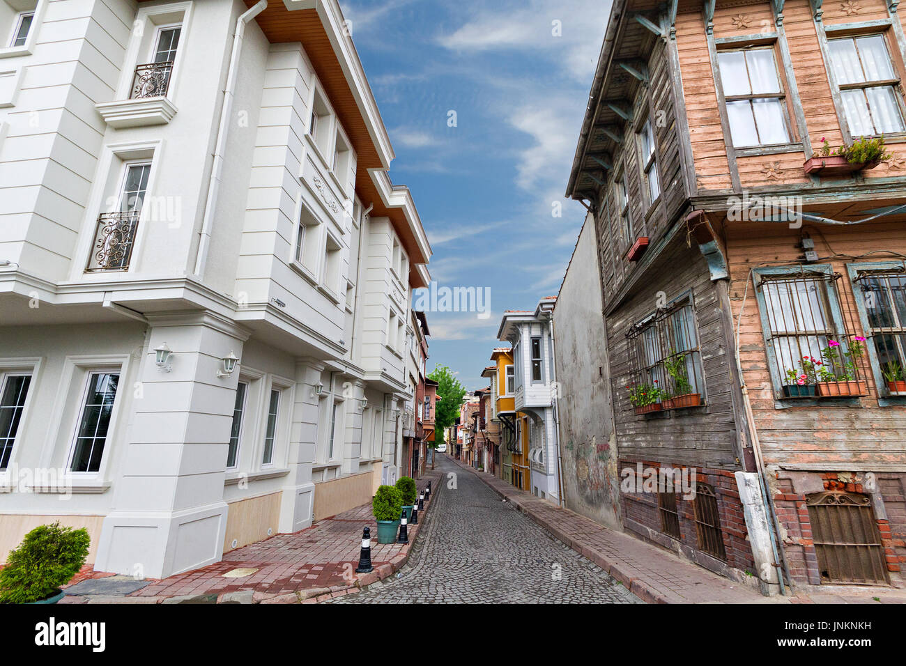 Alte Häuser auf der Kopfsteinpflasterstraße in Kadirga, Istanbul, Türkei. Stockfoto