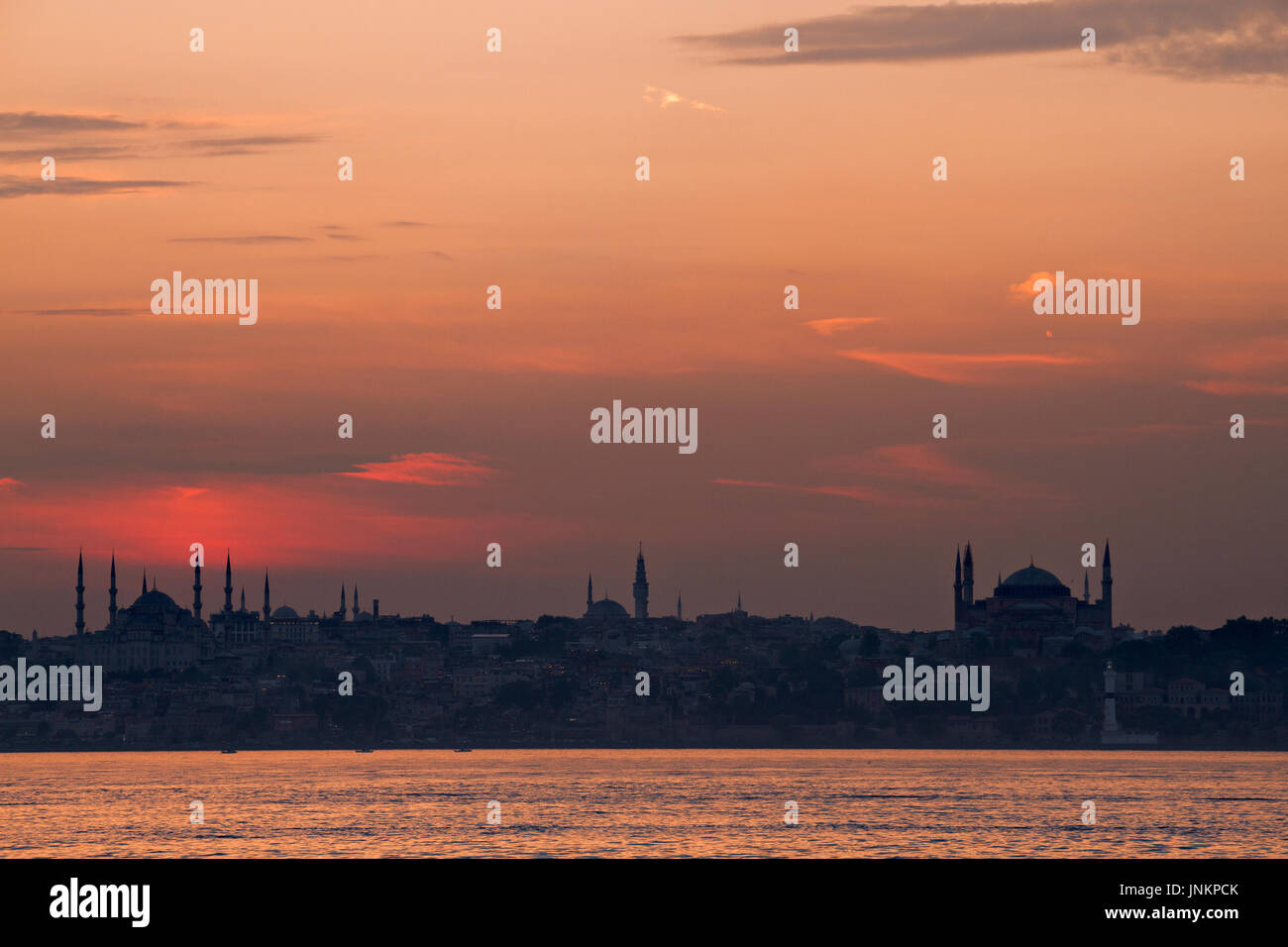 Silhouette von Istanbul mit der Blauen Moschee und der Hagia Sophia, in den Sonnenuntergang, der Türkei. Stockfoto