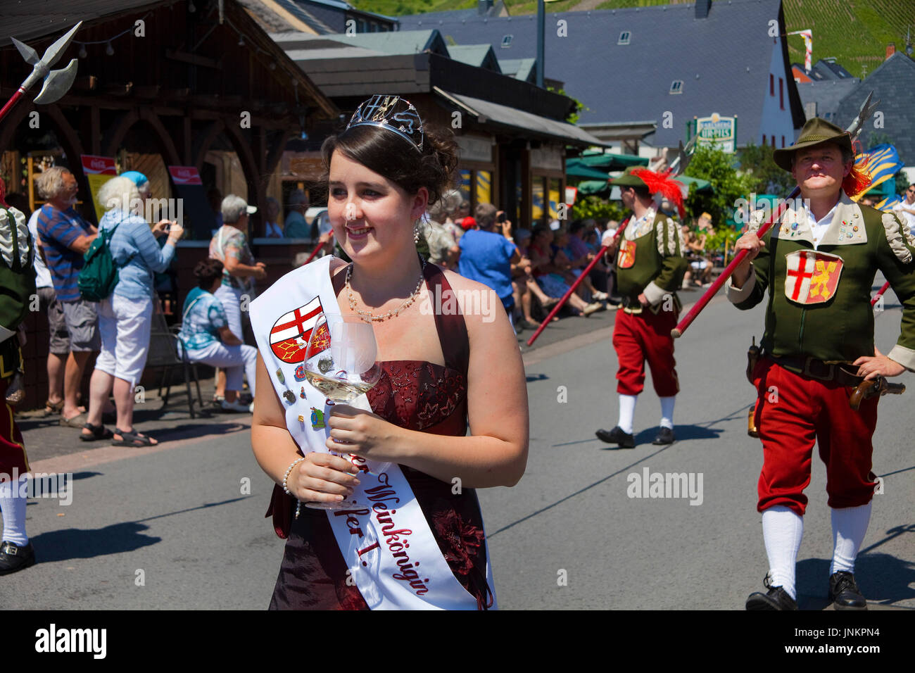 Weinkönigin Beim internationalen Trachtenfest in Kröv, Mosel, Mittelmosel, Rheinland-Pfalz, Deutschland, Europa | Wein Qüen bei der internationalen festi Stockfoto