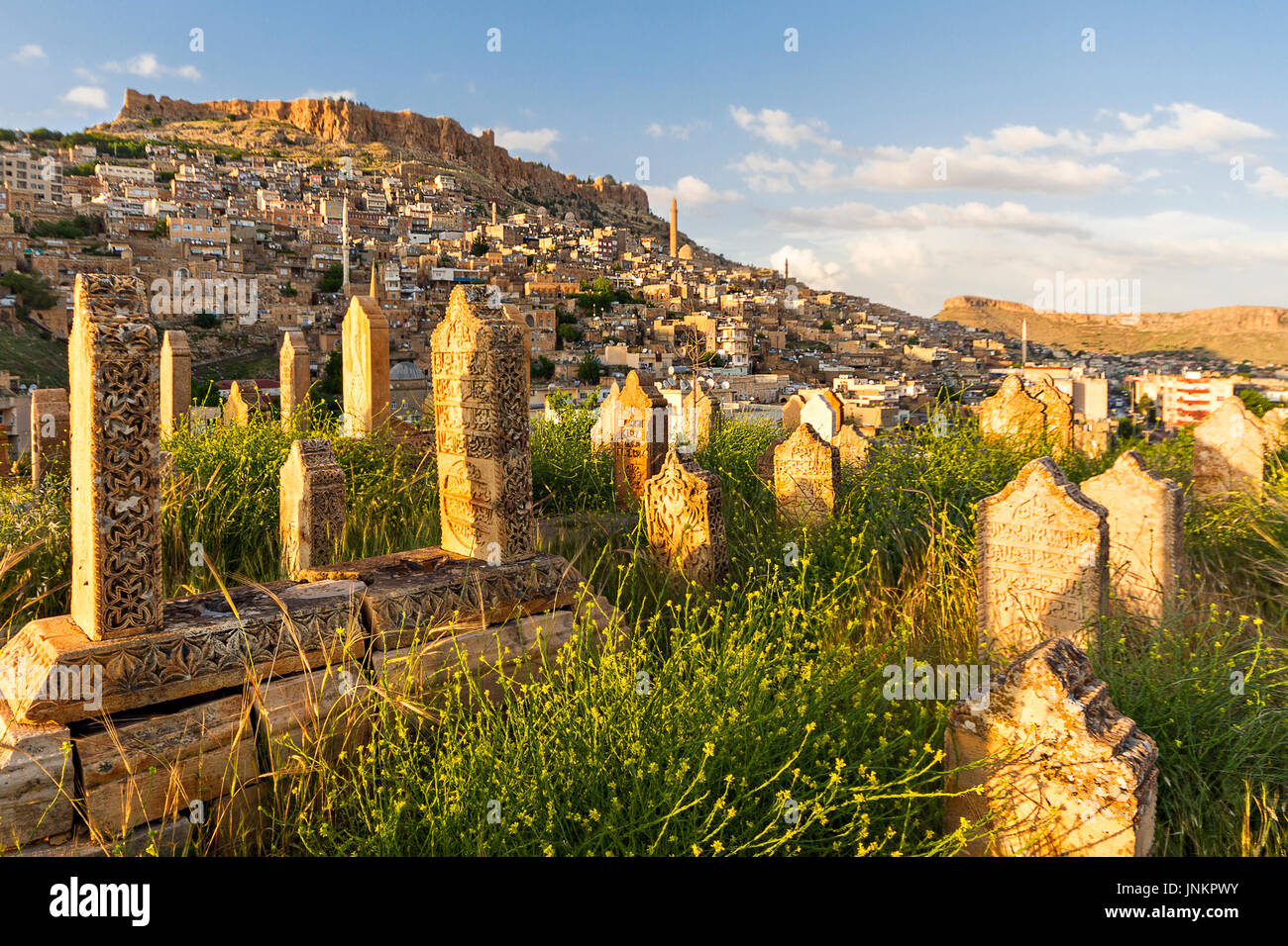 Blick über die Stadt Mardin durch einen alten Friedhof, der Türkei. Stockfoto