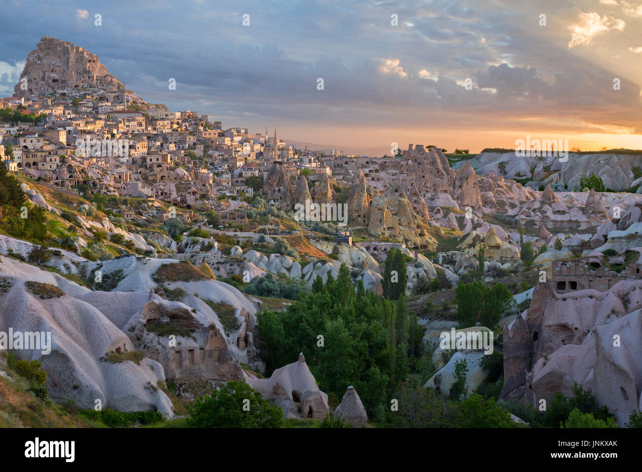 Blick auf die Felsformationen und Höhlenwohnungen von Uchisar, bei Sonnenaufgang, Kappadokien, Türkei. Stockfoto
