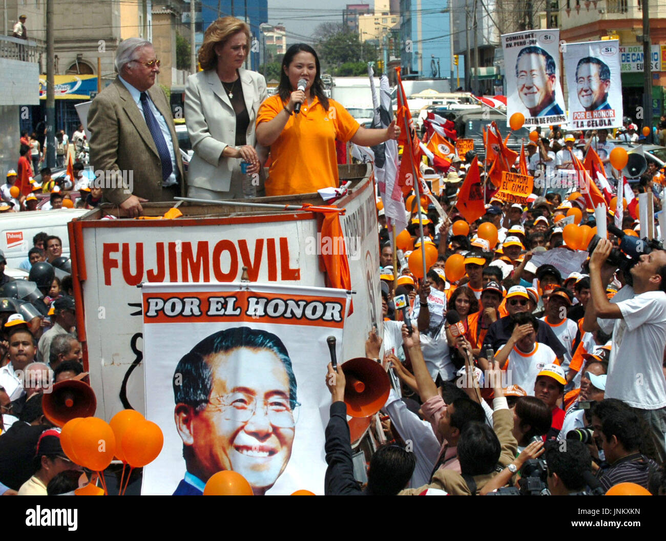 LIMA, Peru - Keiko Sofia Fujimori (links auf dem Podium), Tochter des ...